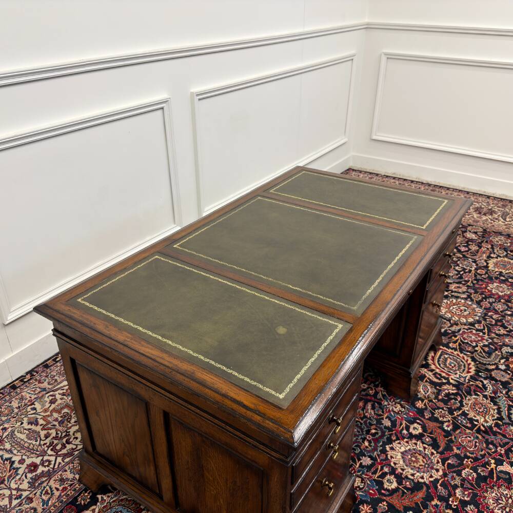 Bureau Chesterfield en cuir vert RAC Classic English