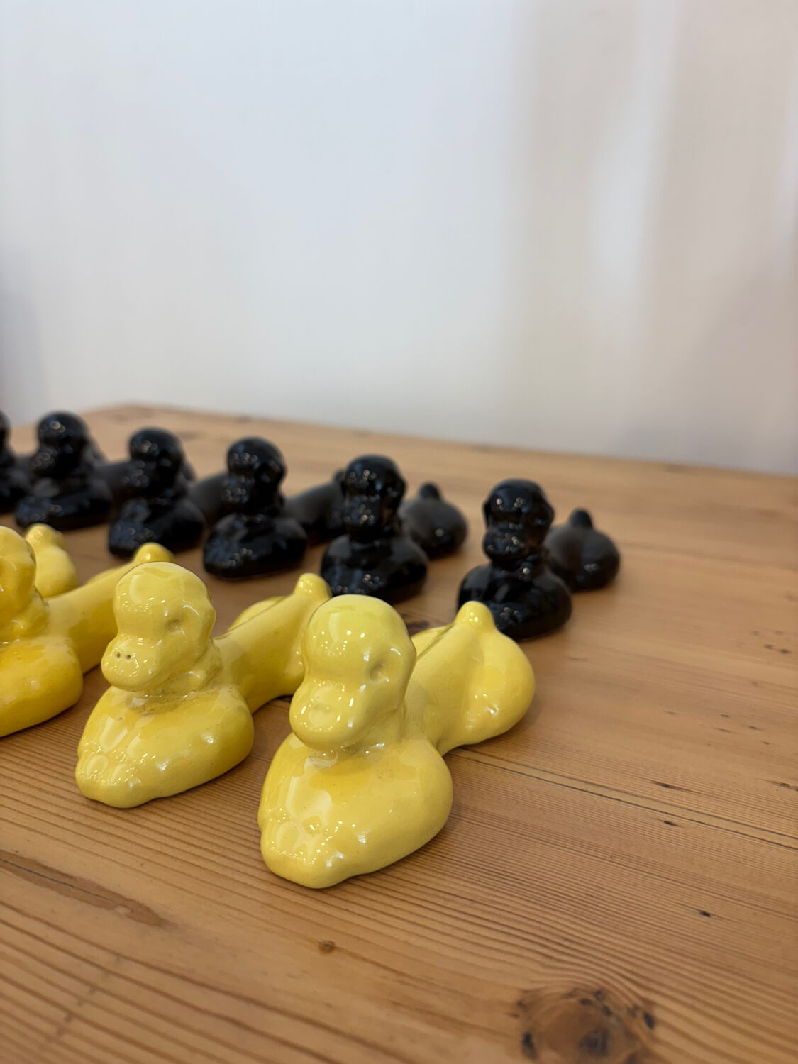 Box of 12 dog-shaped cutlery rests in yellow and black majolica.