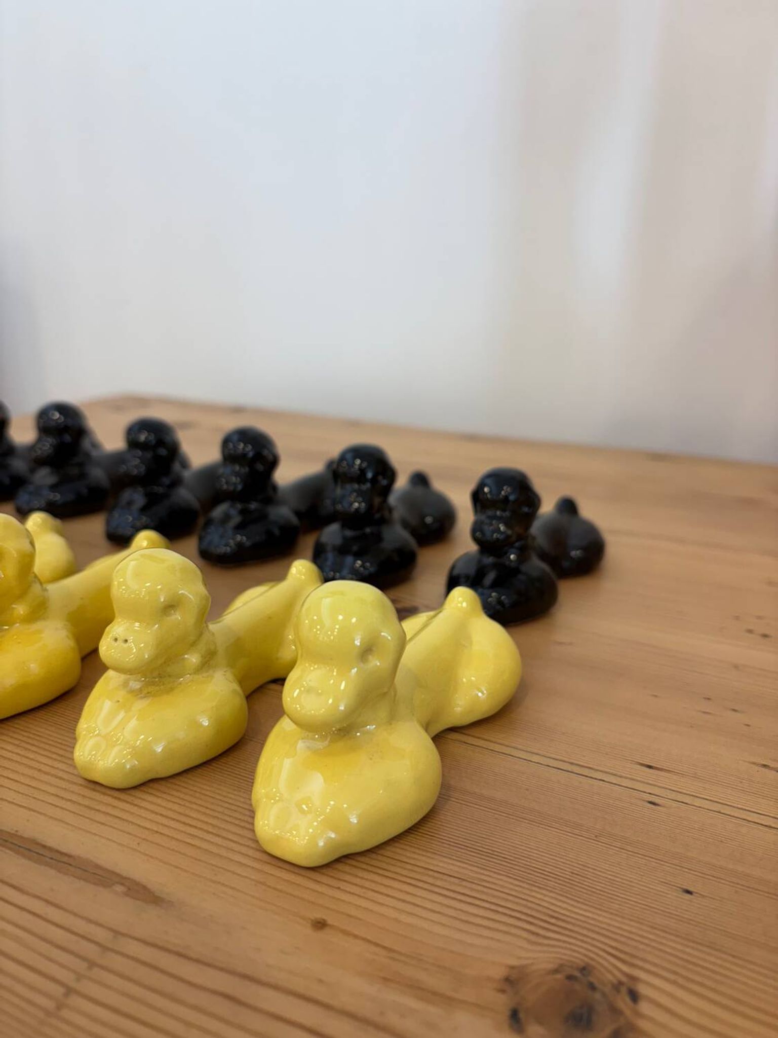 Box of 12 dog-shaped cutlery rests in yellow and black majolica.