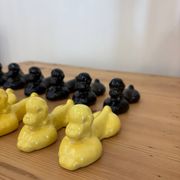 Box of 12 dog-shaped cutlery rests in yellow and black majolica.