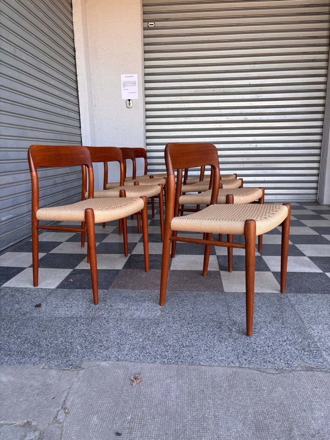 Série de 8 chaises Møller 75