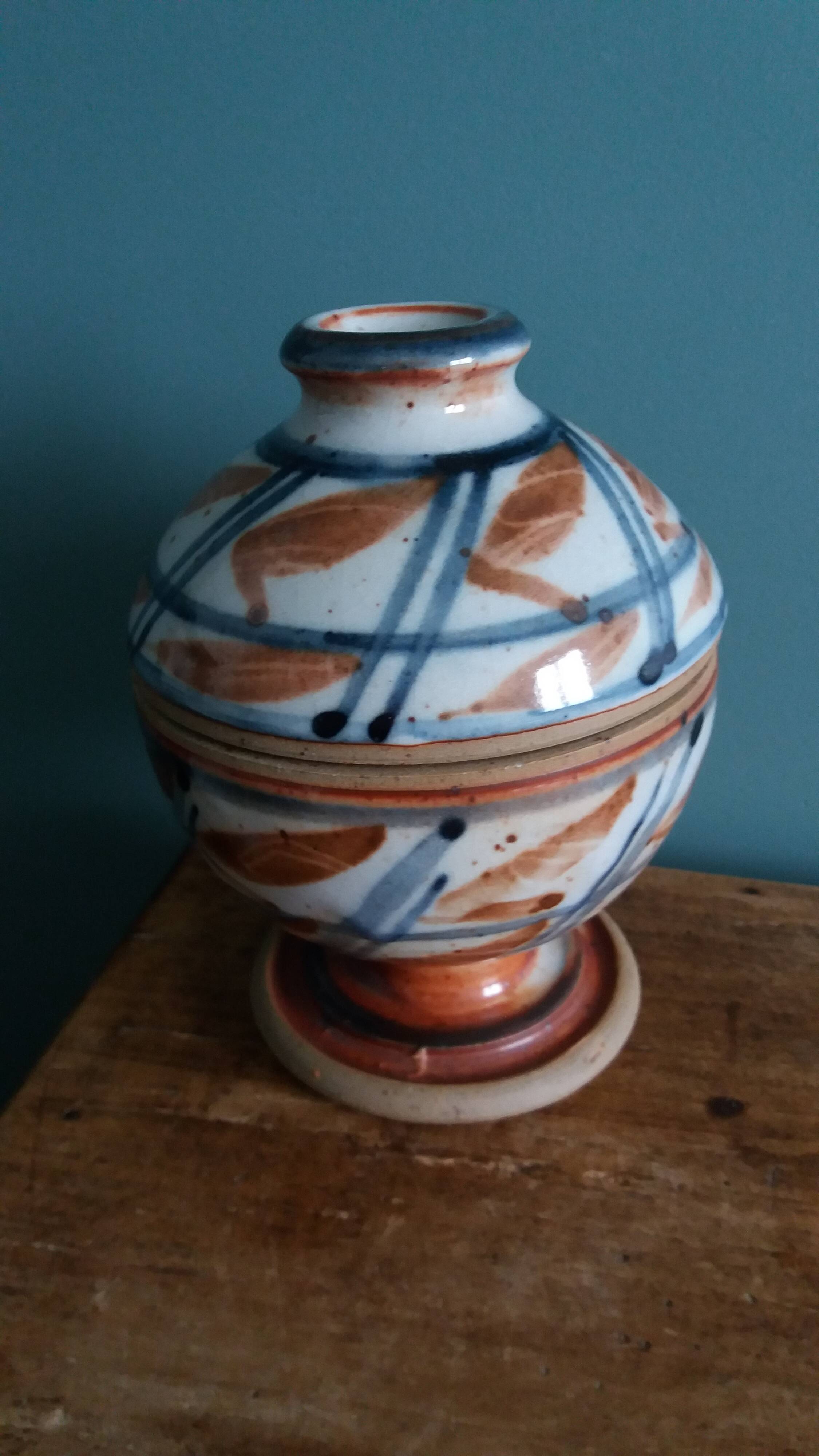 Sugar confiturer signed by Saint Maur, Evelyne Porret and Michel Pastore.