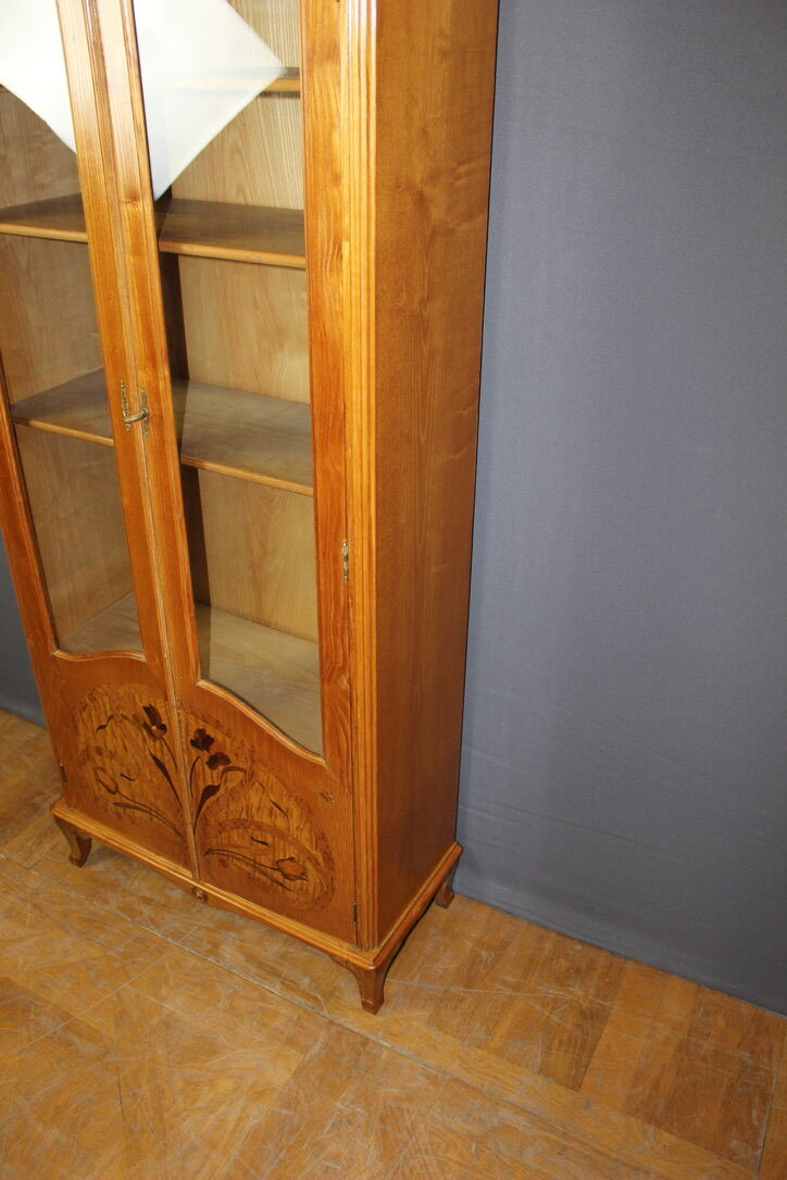 Vitrine Art nouveau en frêne et marqueterie de fleurs