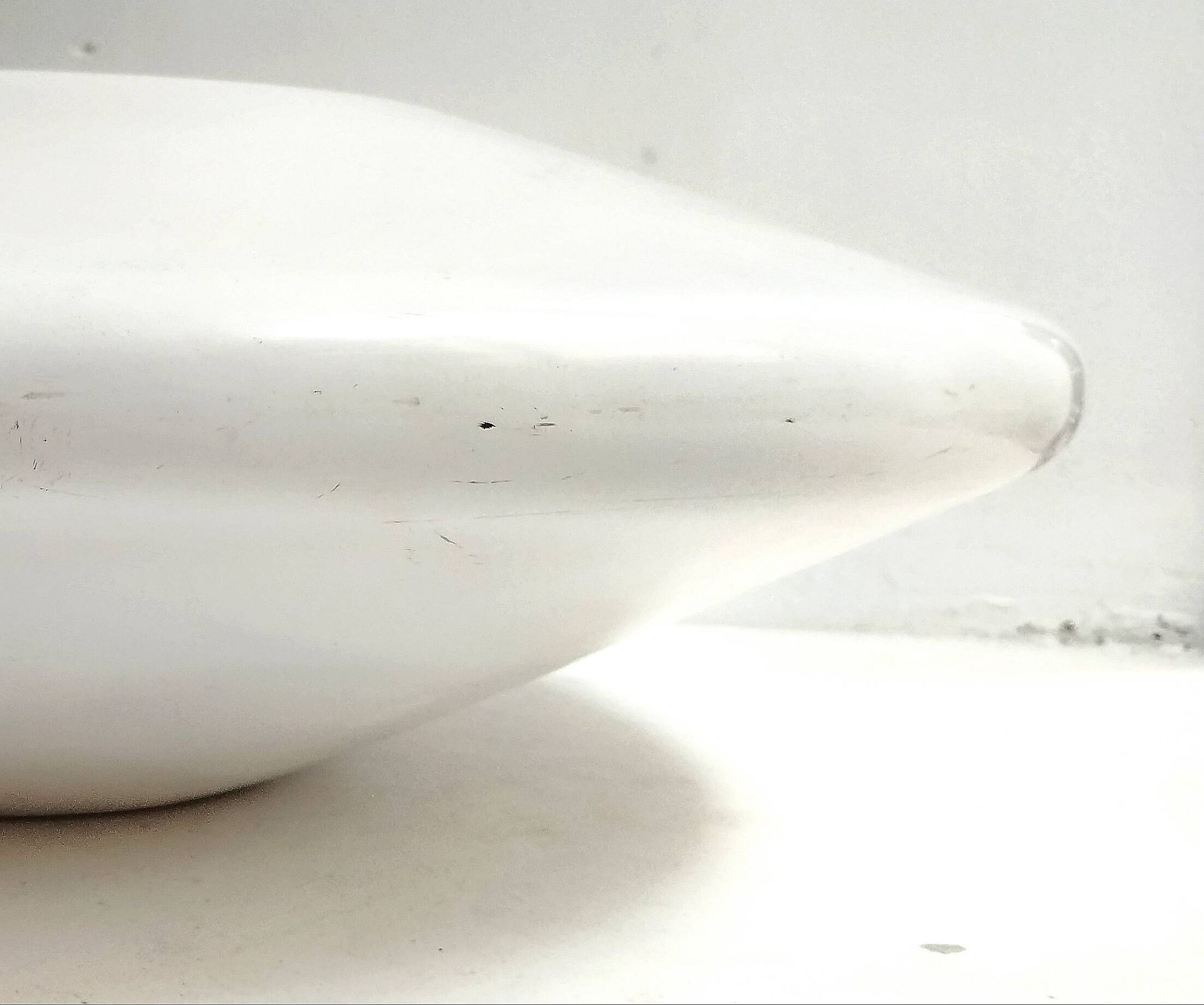Jardinière en résine blanche forme soucoupe - mouvement futuriste