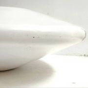 Jardinière en résine blanche forme soucoupe - mouvement futuriste