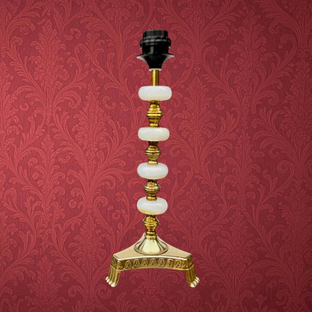 Lampe en métal doré et albâtre avec abat-jour frangé style Hollywood Regency - années 70