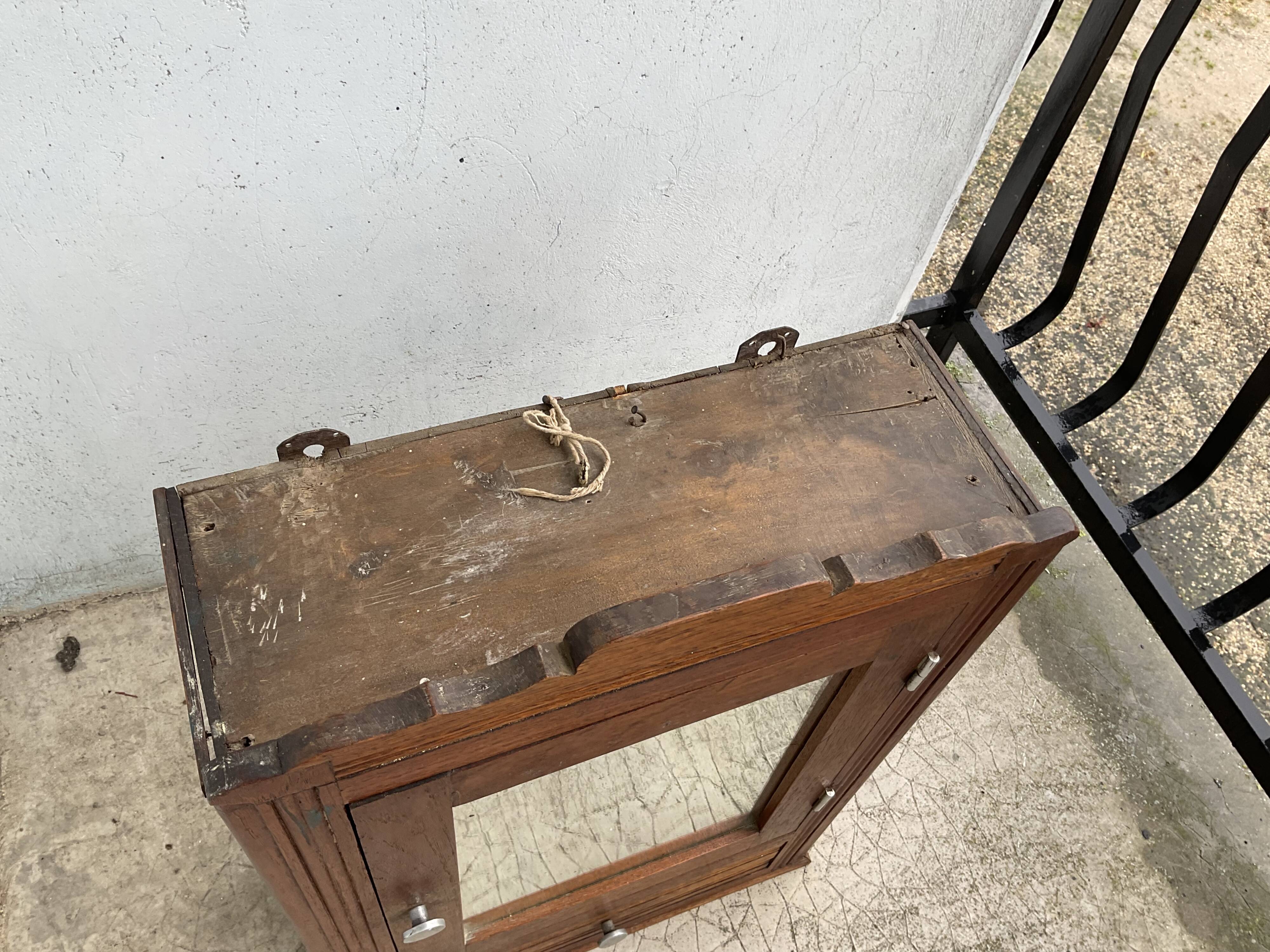Armoire à pharmacie