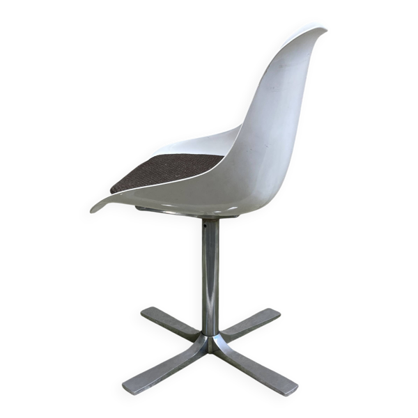 Chaise tulipe Roche Bobois en plastique moulé et piètement étoile chromé