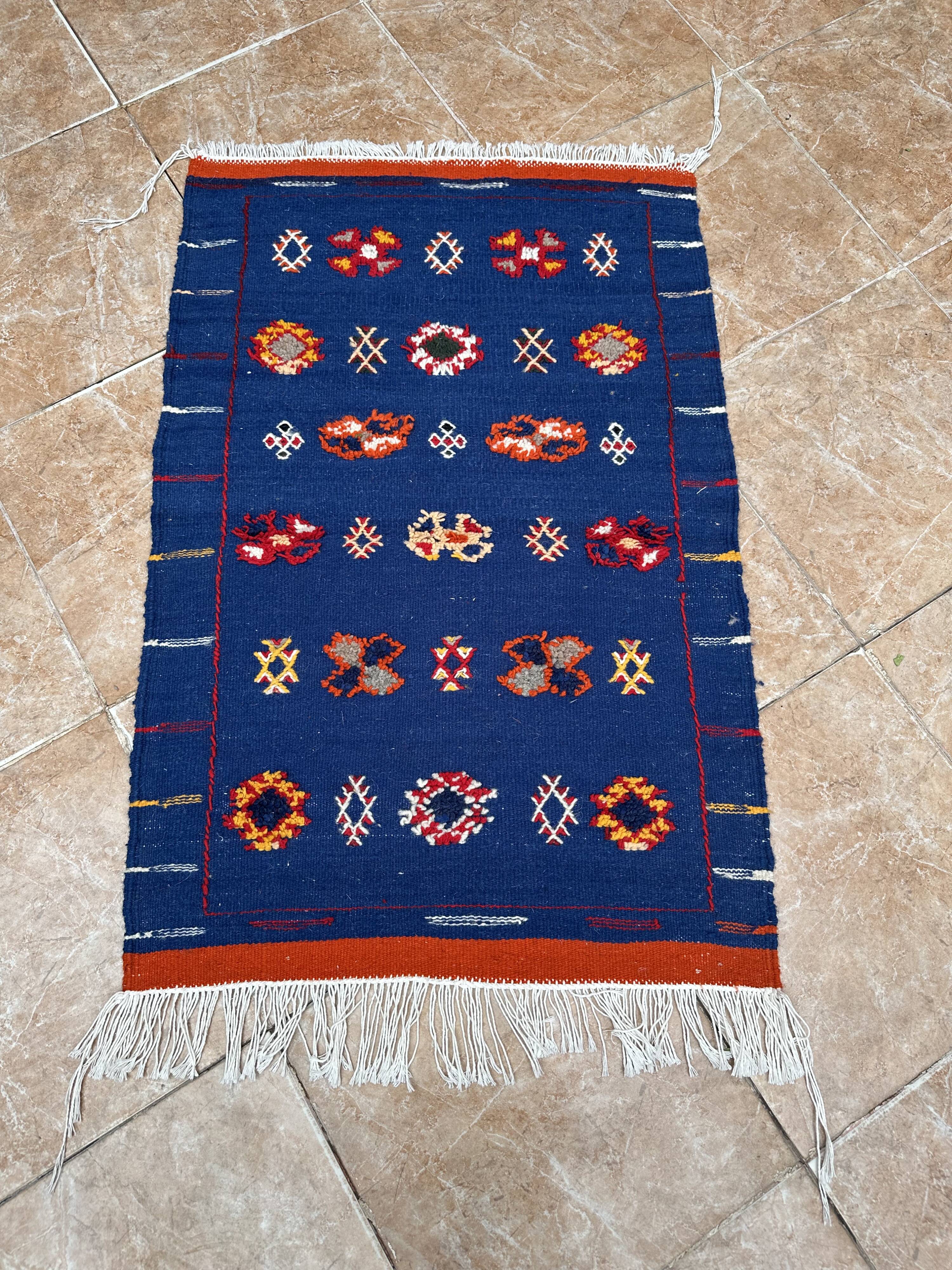 Moroccan Berber rug handwoven: small wool kilim