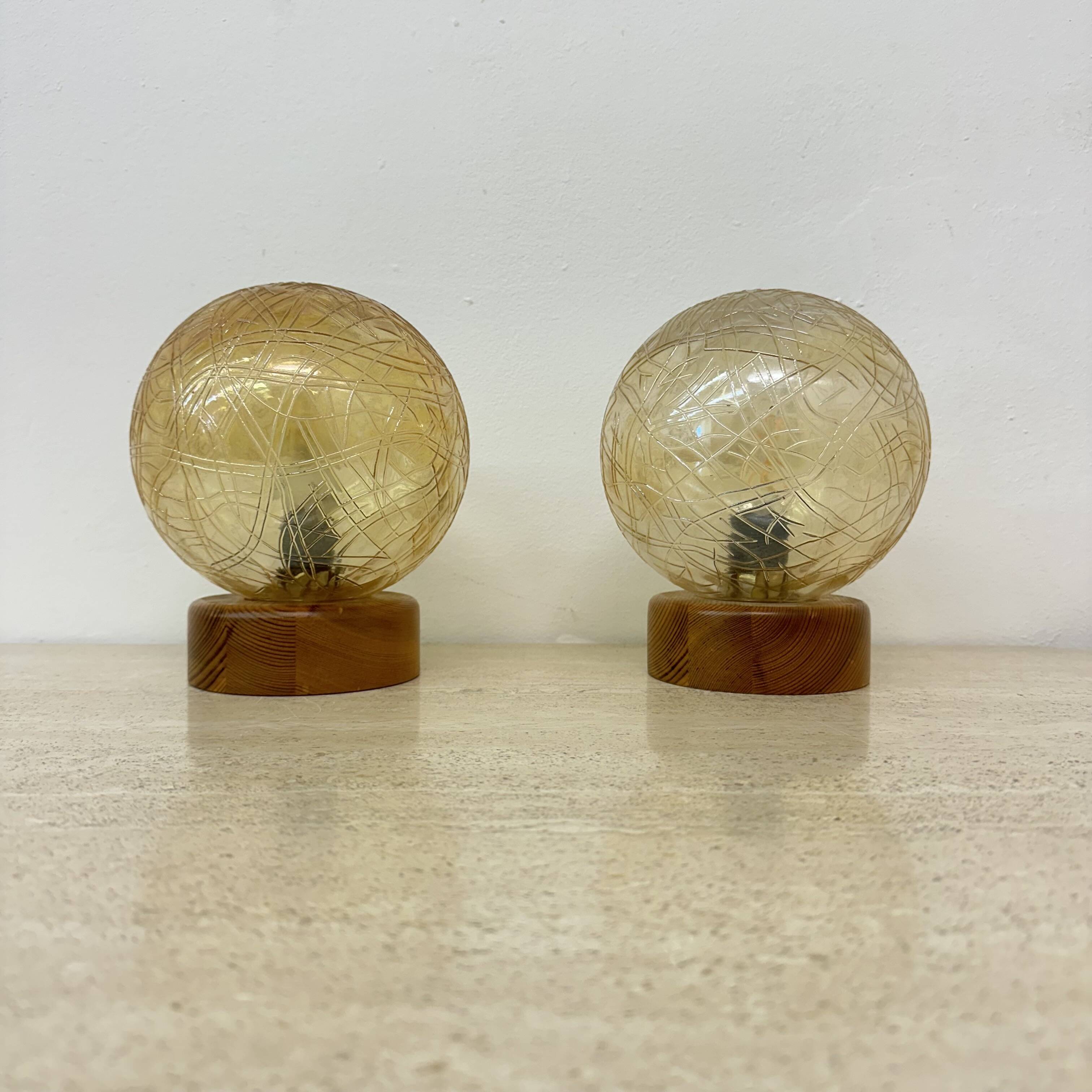 Ensemble de 2 lampes de table en verre et bois, années 1980