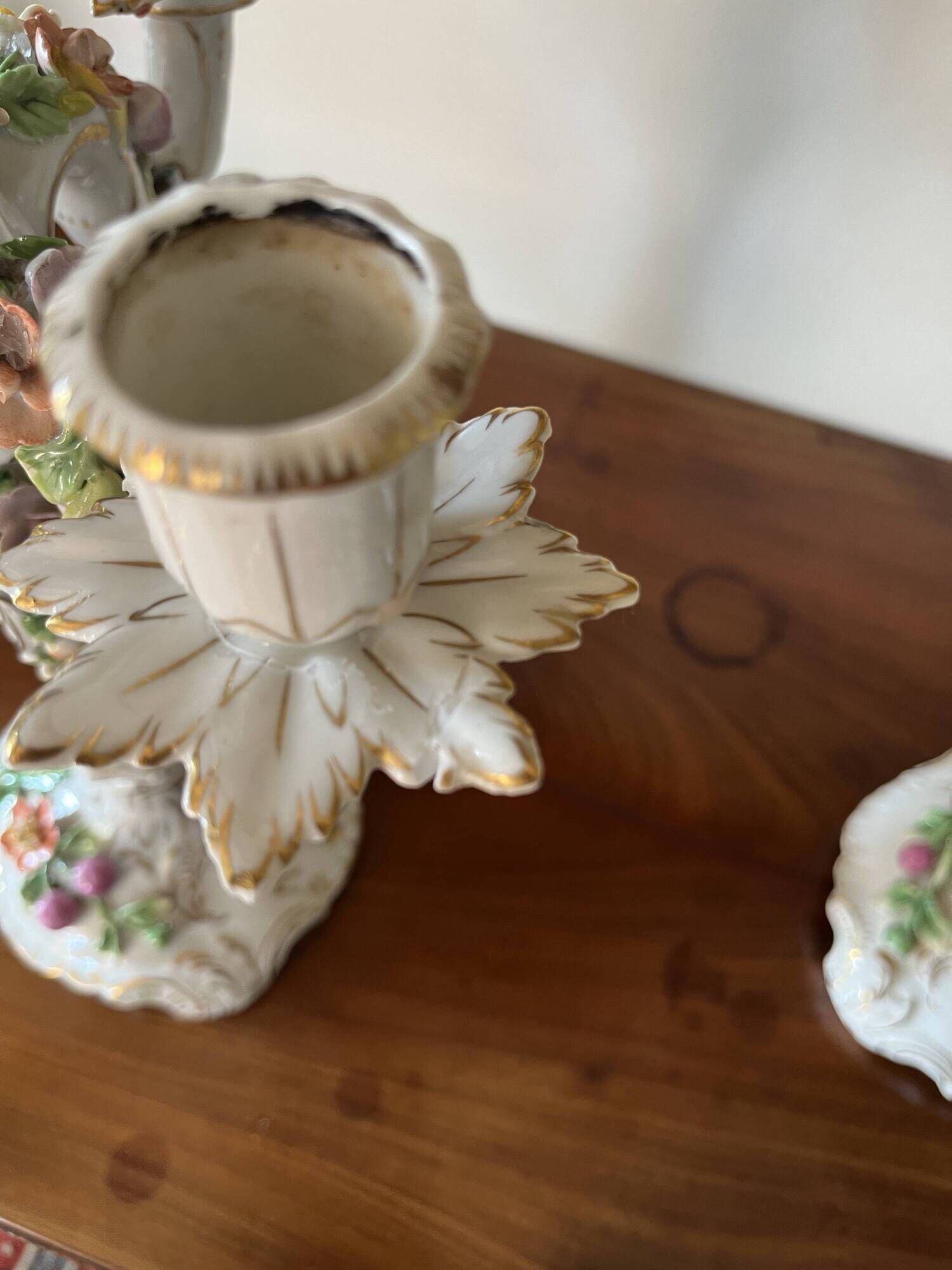 Pair of candelabra with 4 light sources in porcelain. Late 19th century.