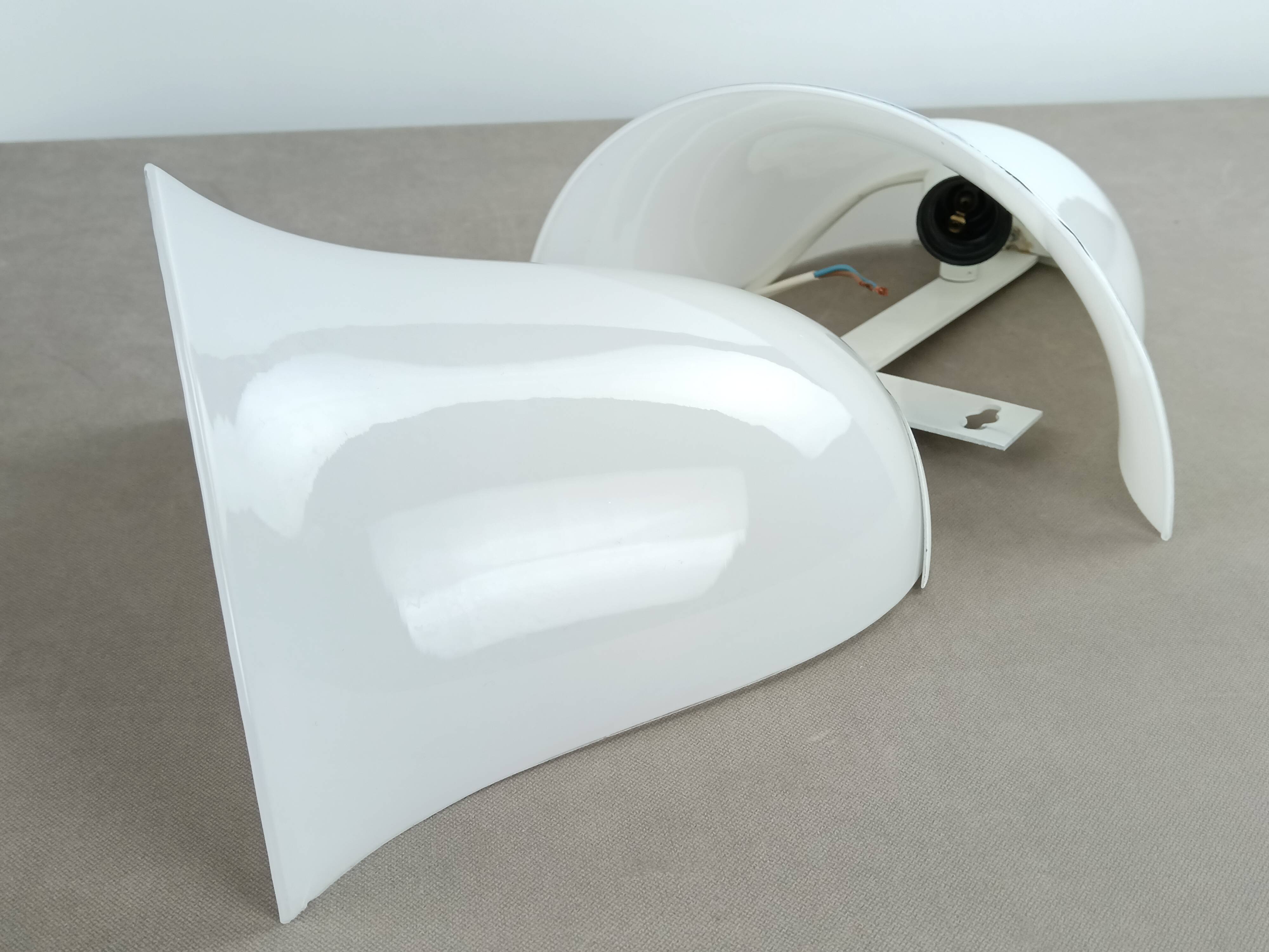 Appliques demi cloche en verre opalin, 1970