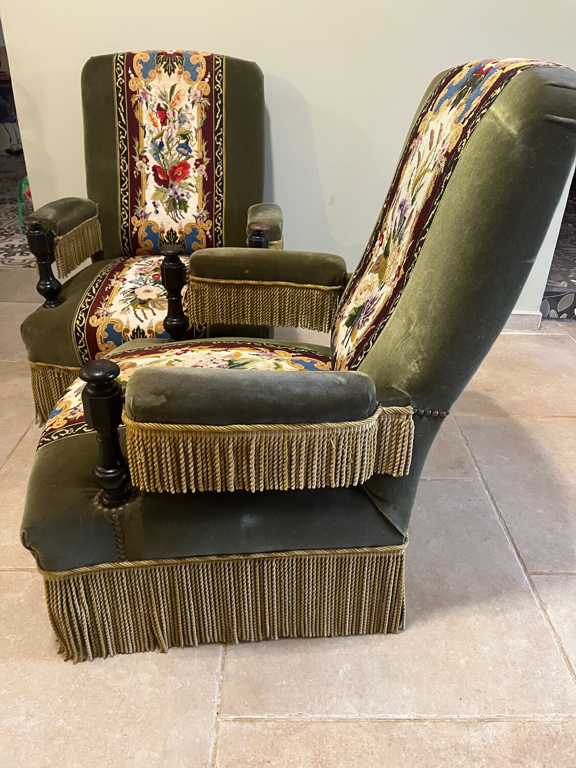 Paire de fauteuils en velours et tapisserie