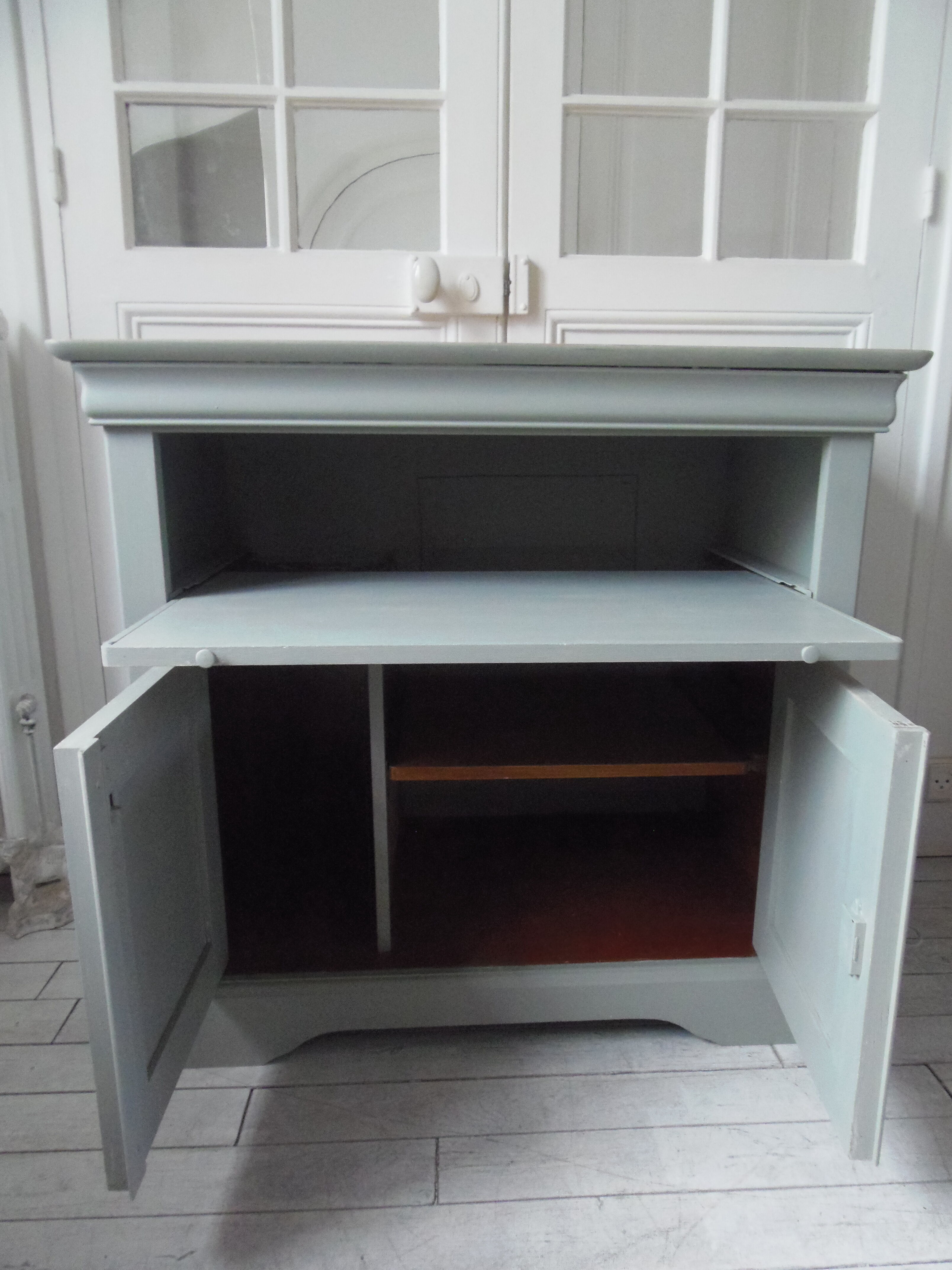 Louis Philippe-style storage furniture with grey wood tray, it is composed of a niche with sliding tray and below a storage closed by 2 doors.