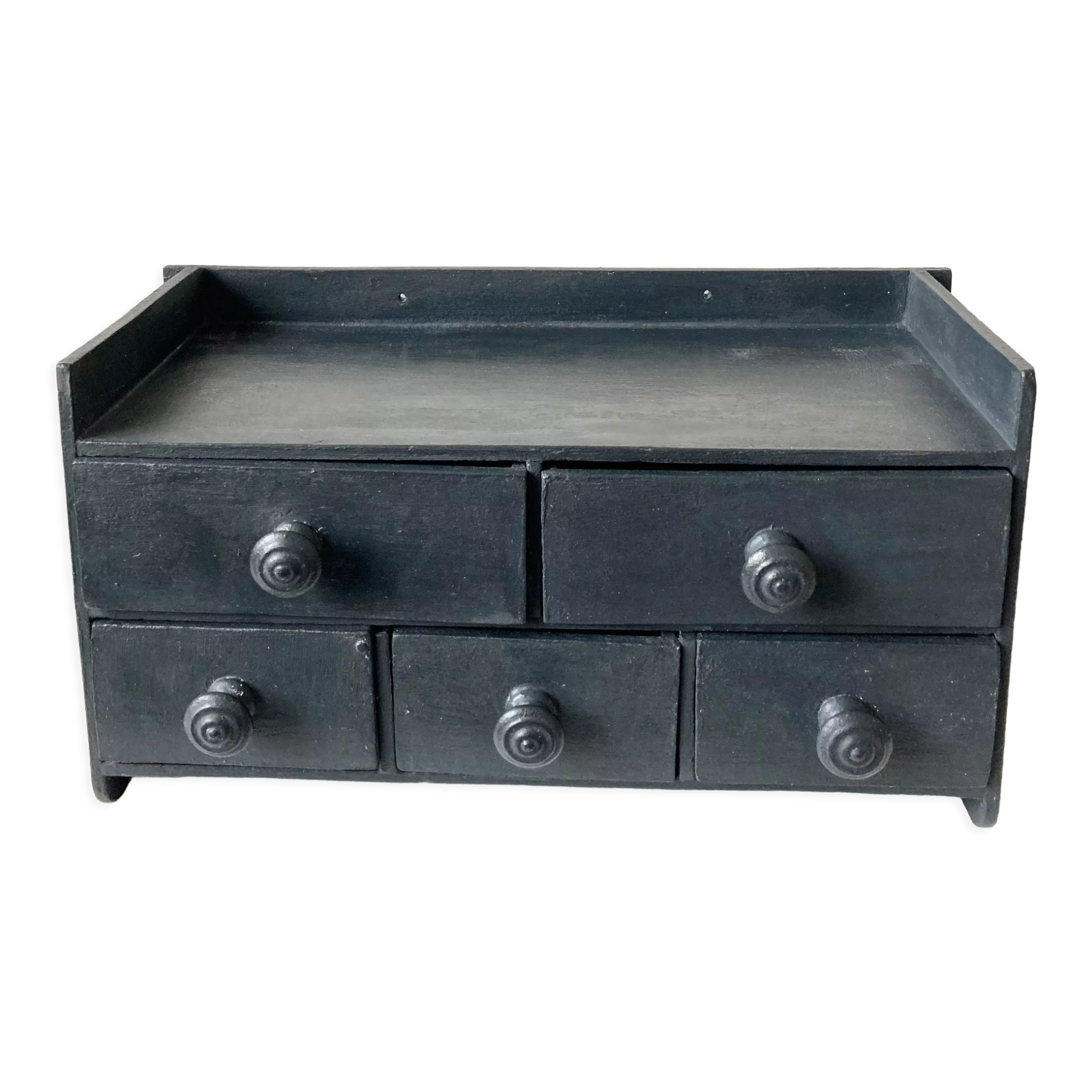 Drawer shelf with lockers