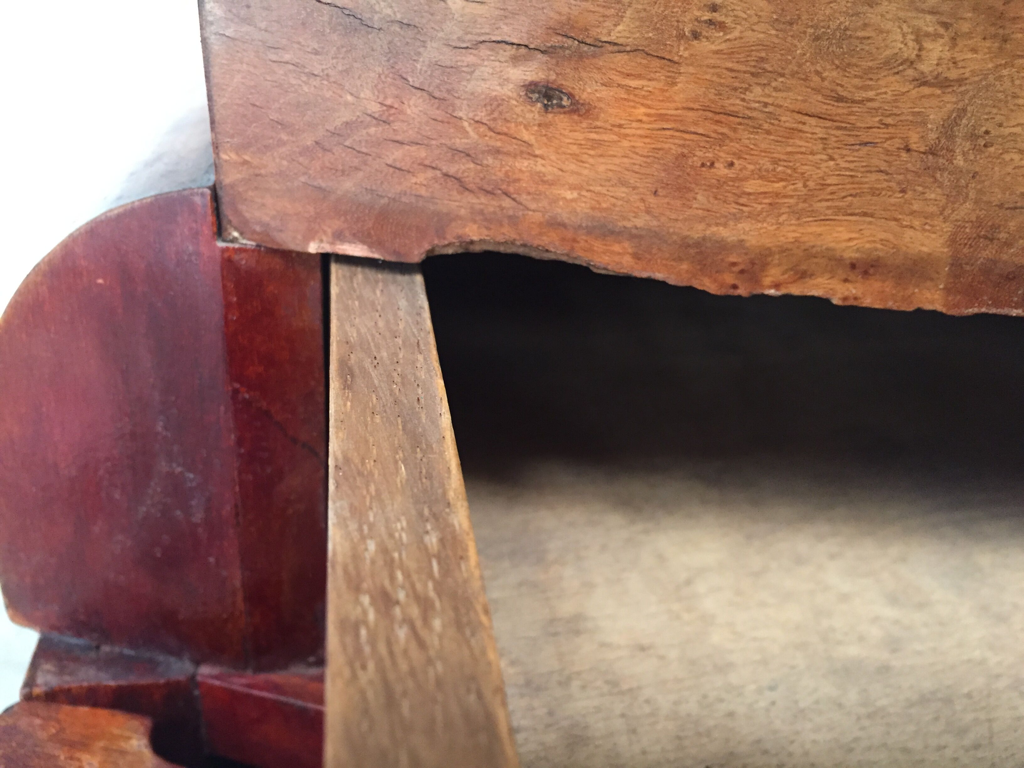 Meuble d'ébéniste art déco en loupe d'orme et bronze