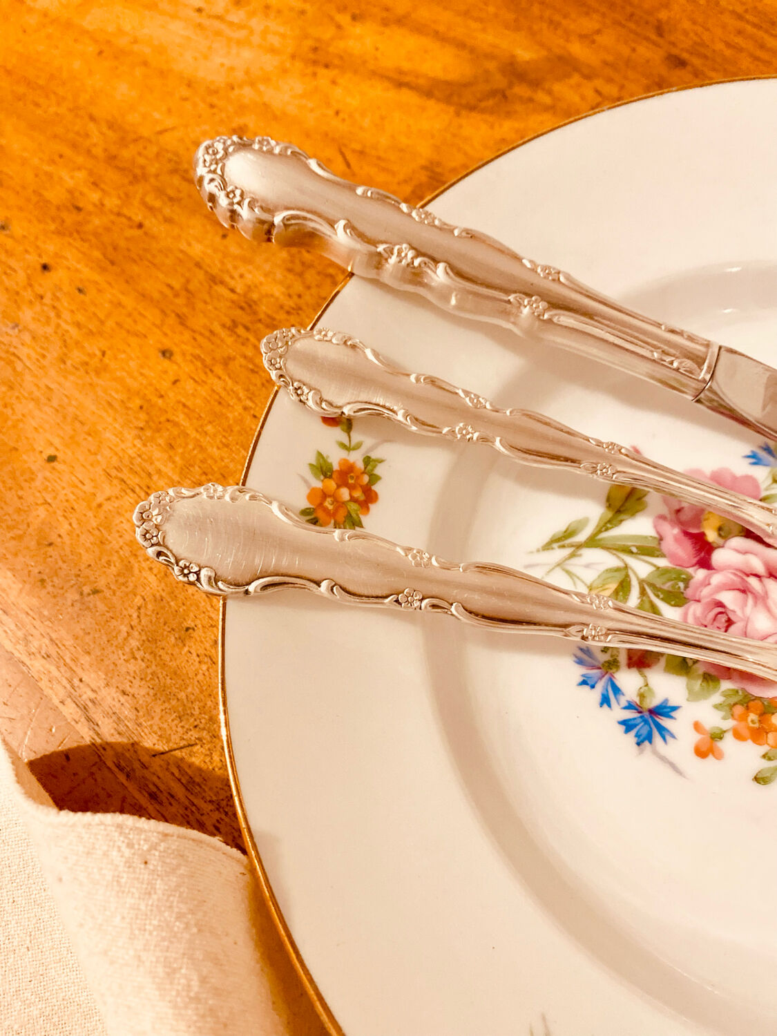 Silver cutlery for 12 guests