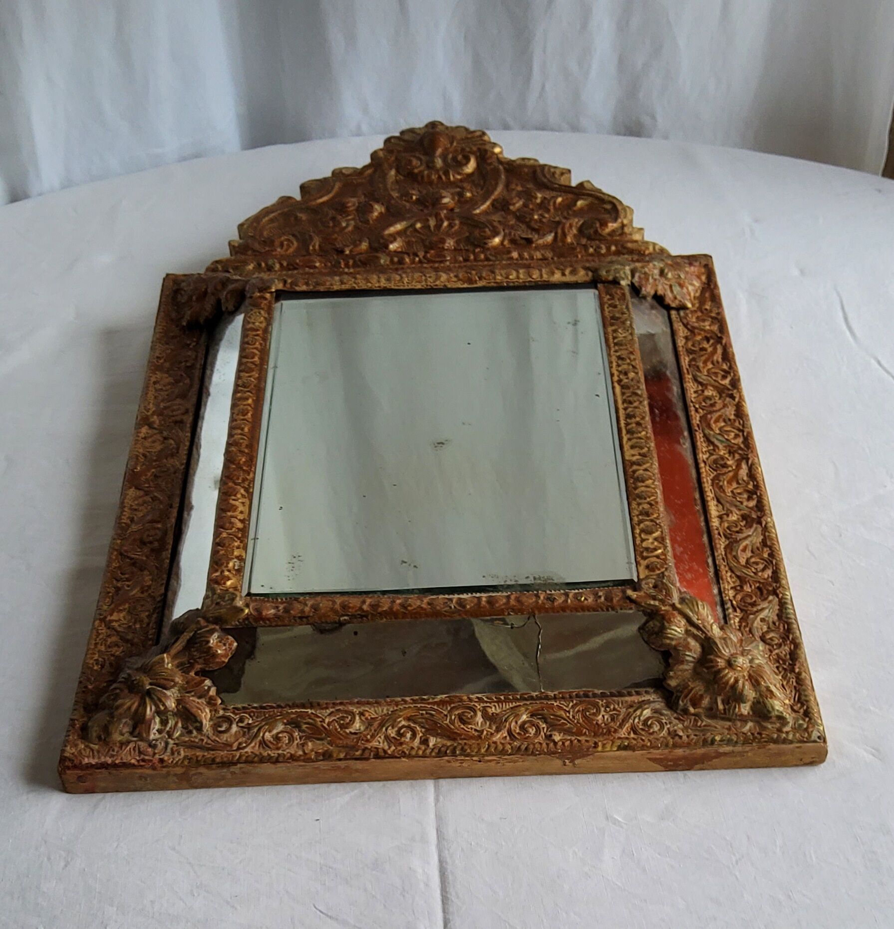 Mirror with parecloses