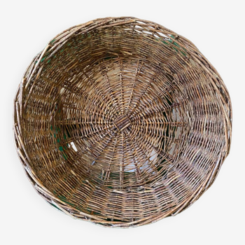 Large round basket in chestnut wood.