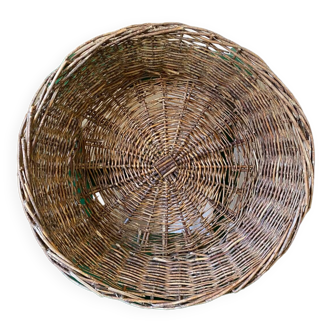 Large round basket in chestnut wood.