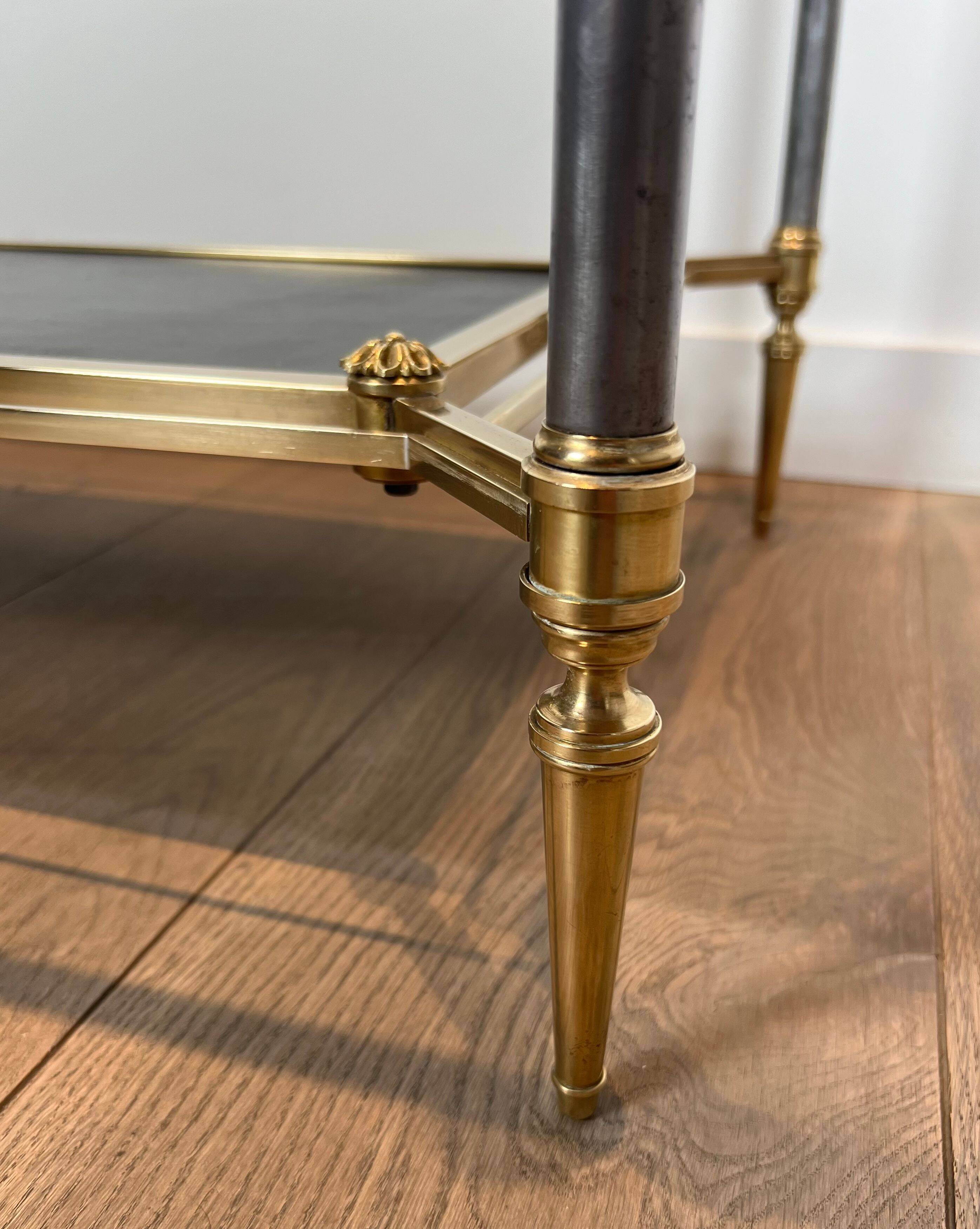 Table basse en laiton et plateau en cuir noir de la Maison Jansen