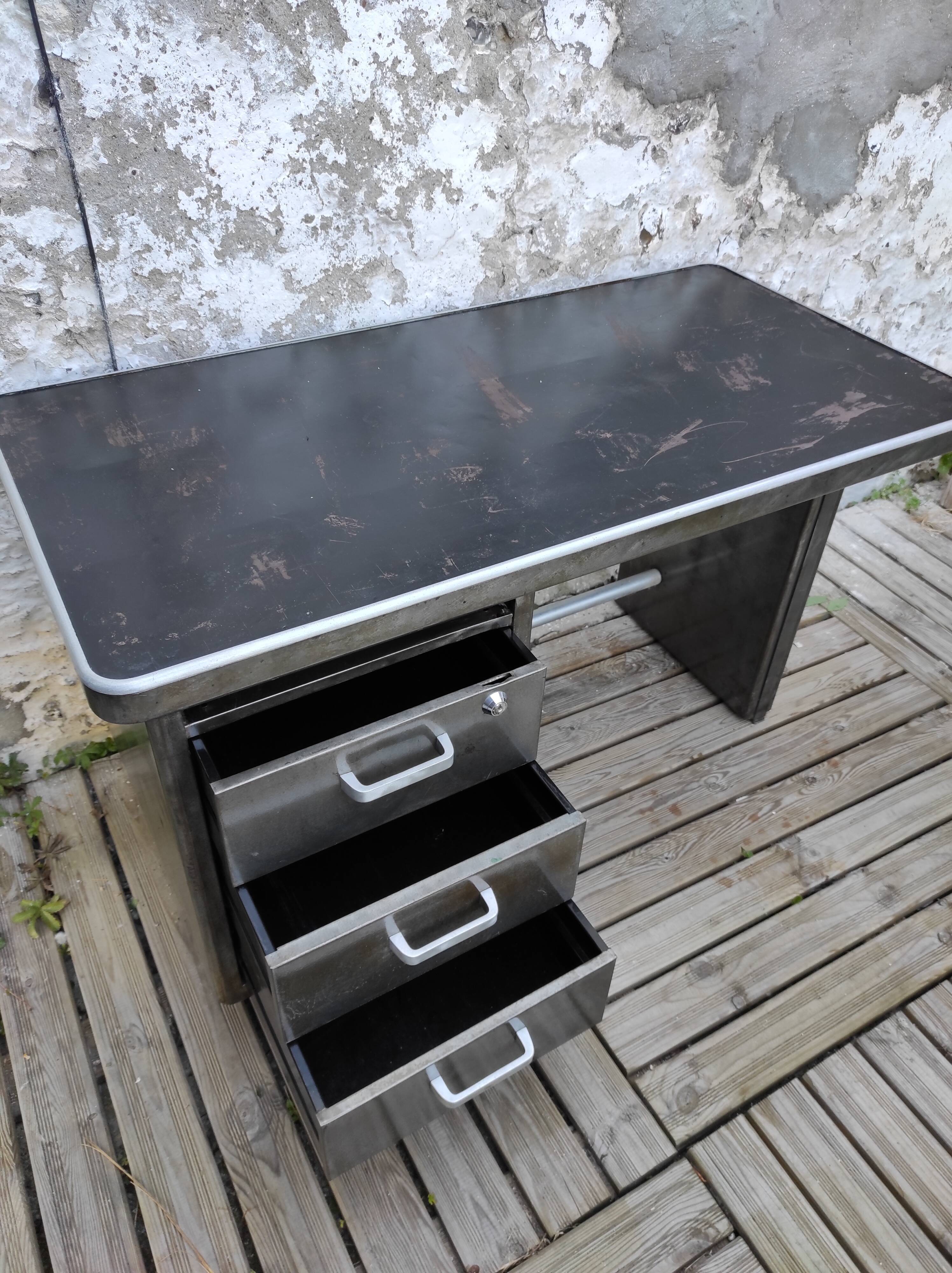 Strafor desk in brushed metal