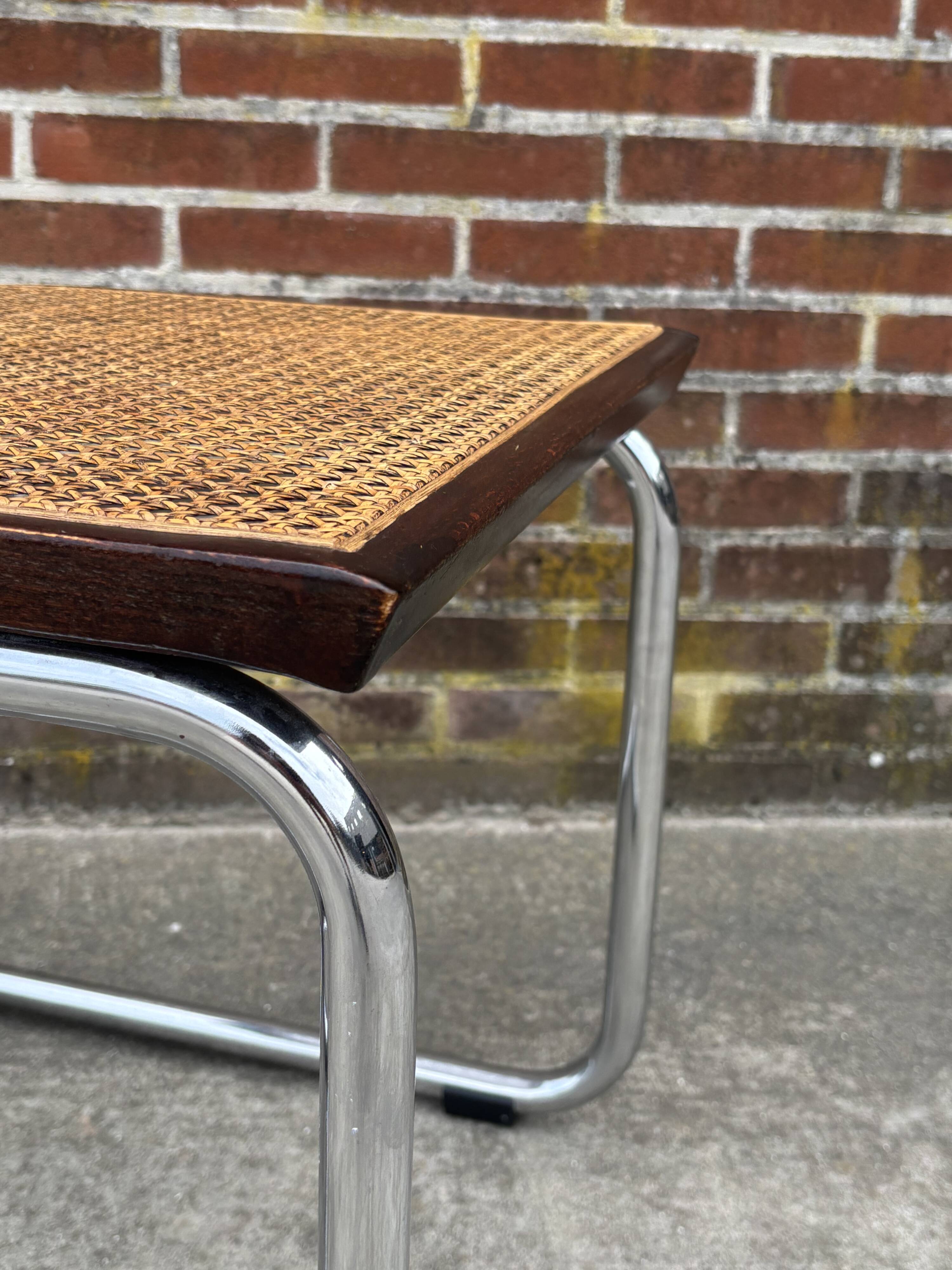 Ensemble de 4 chaises Cesca B32 conçues par Marcel Breuer, cadre marron foncé.