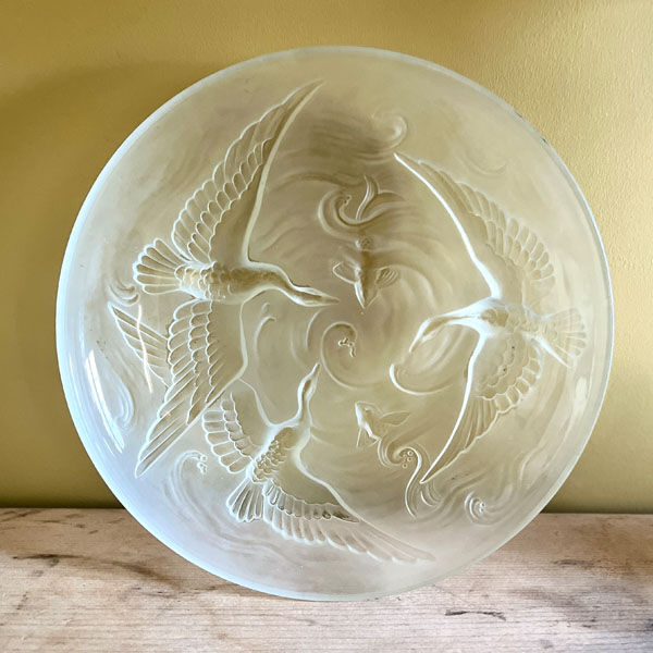 Large bird cup in frosted Art Deco glass, signed Verlys France