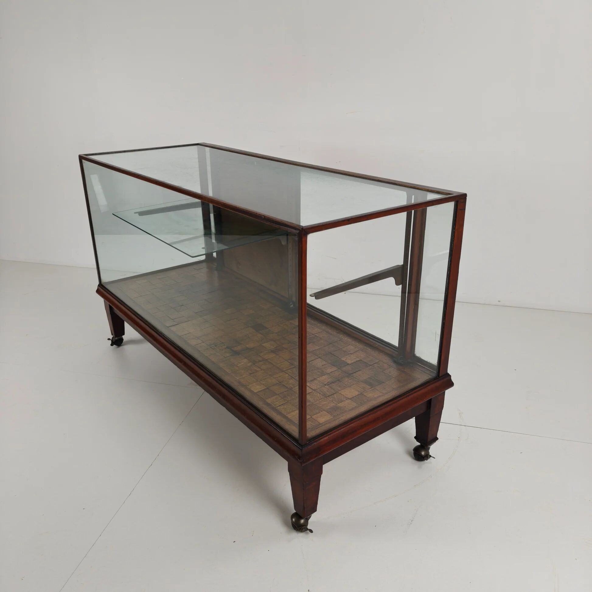 English shop display / shop counter (1910–1920)