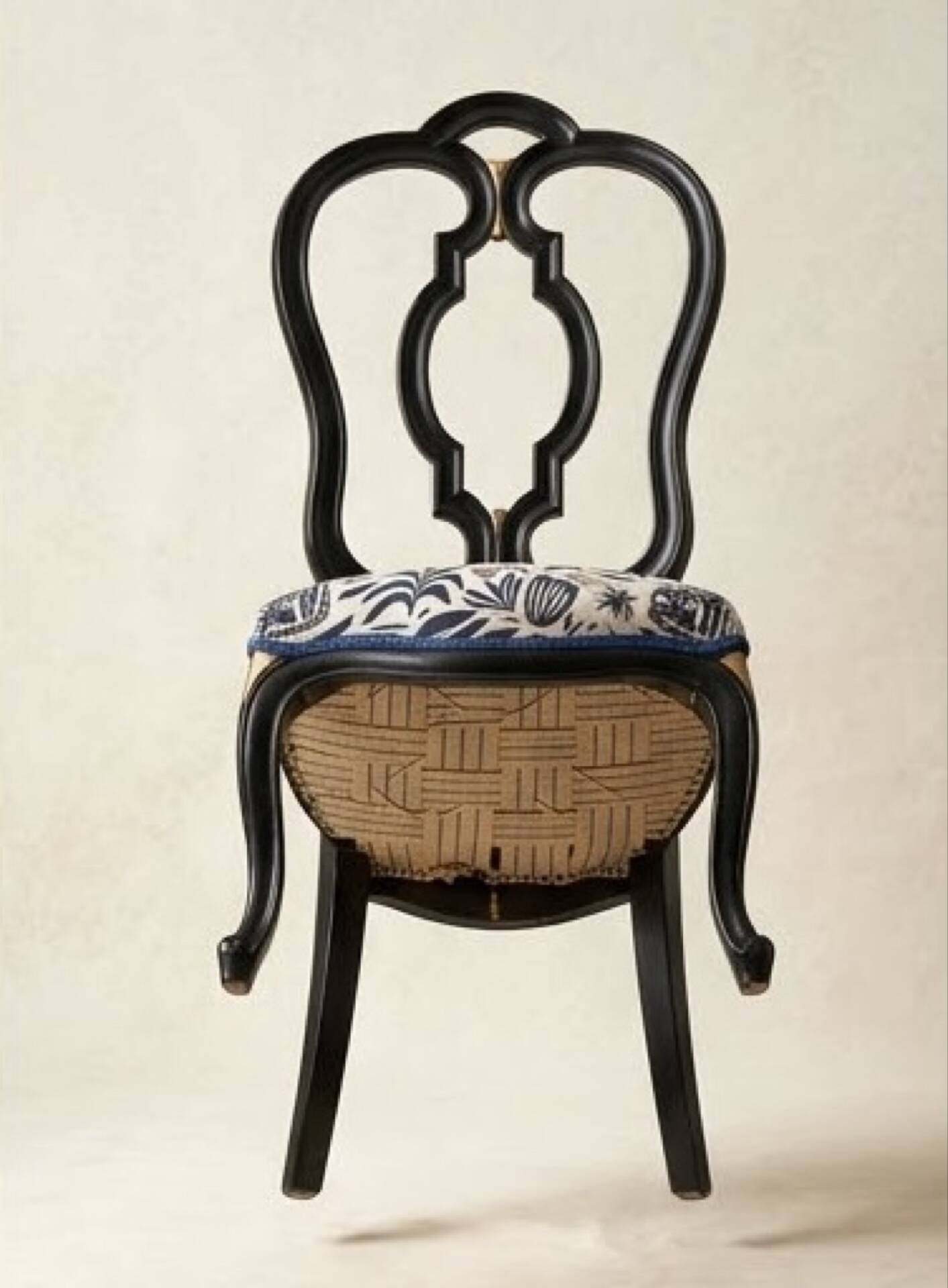 Paire de chaises cabriolet restaurées – Bois noir, détails dorés & tis