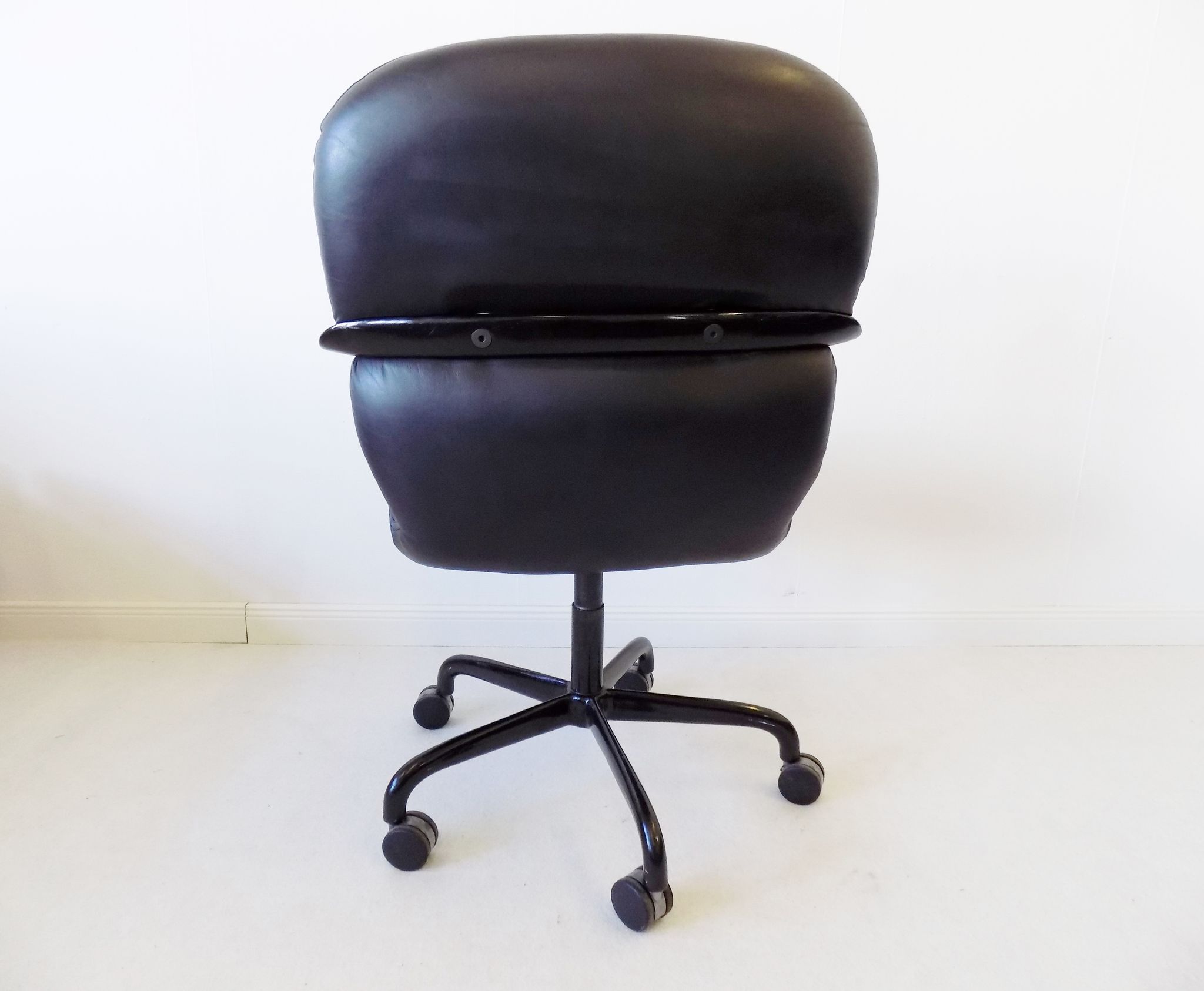 Black leather office chair 2328 by Bruce Hannah & Andrew Morrison