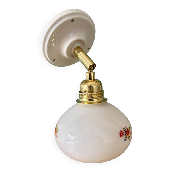 Applique globe vintage en opaline blanche décors de fleurs