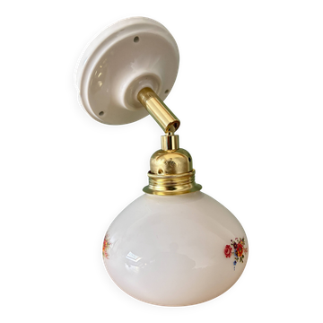Applique globe vintage en opaline blanche décors de fleurs