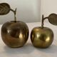 Duo de pommes en bronze presse papier vintage des années 60-70