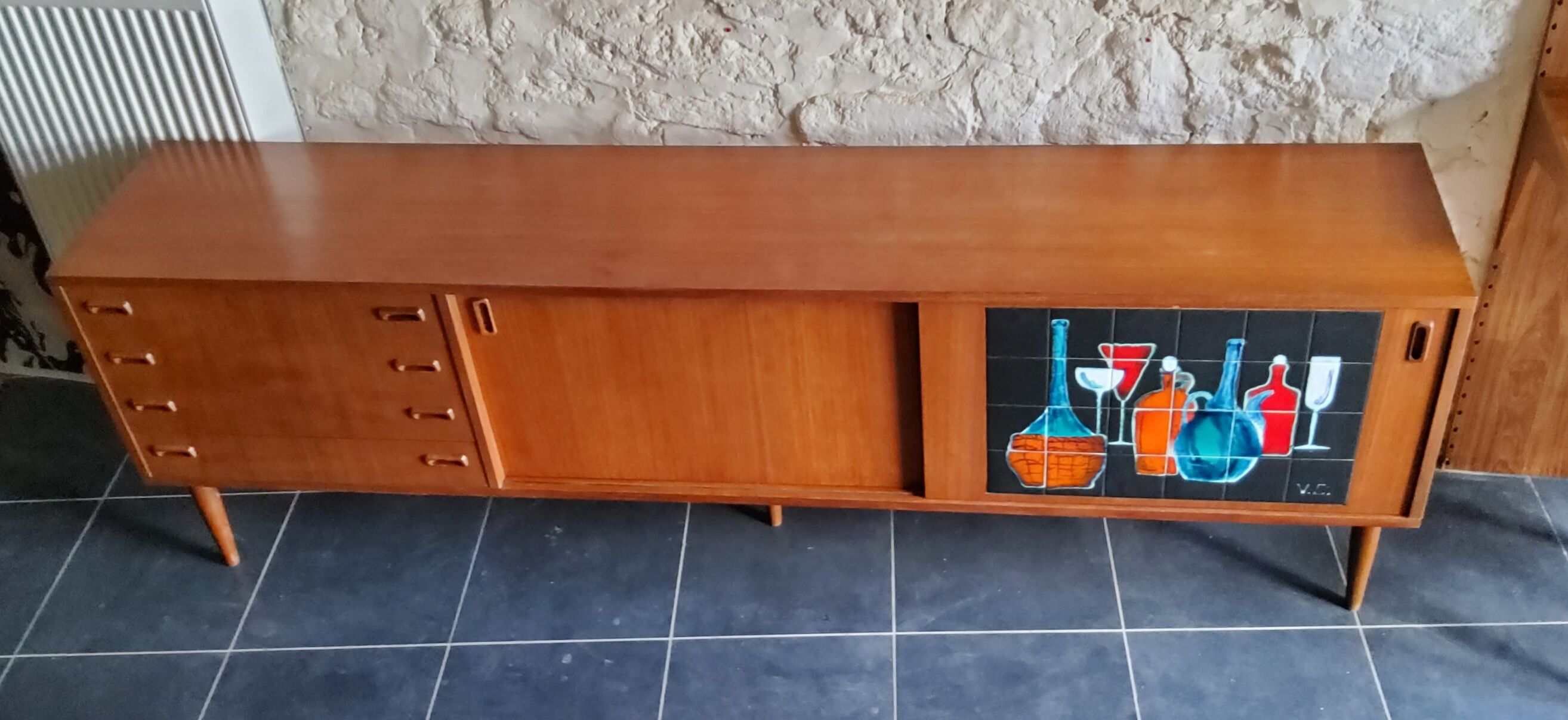 Sidbeoard with sliding doors and ceramic decoration