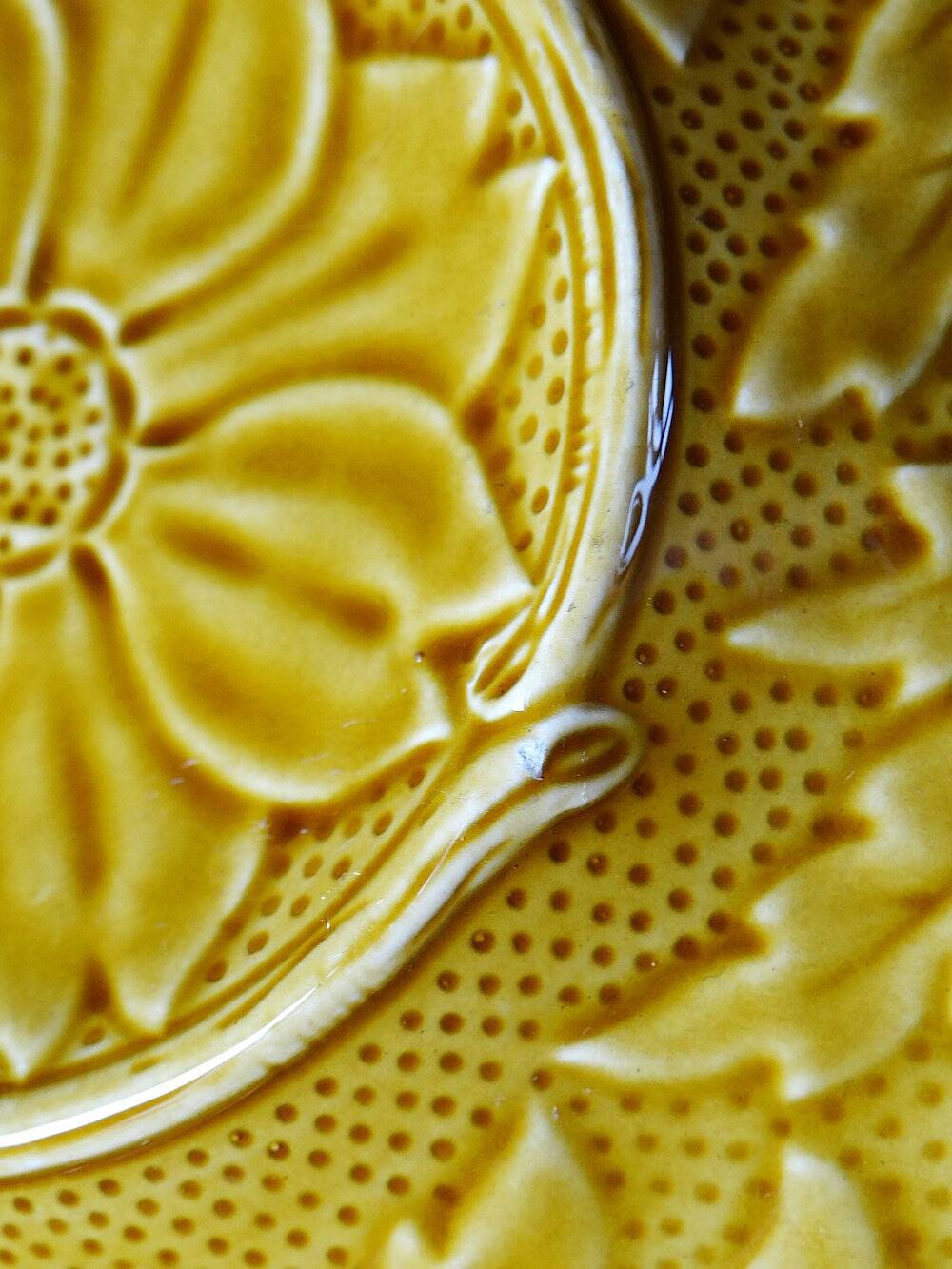 Set of plates, artichoke dishes, mustard yellow earthenware Gien vintage