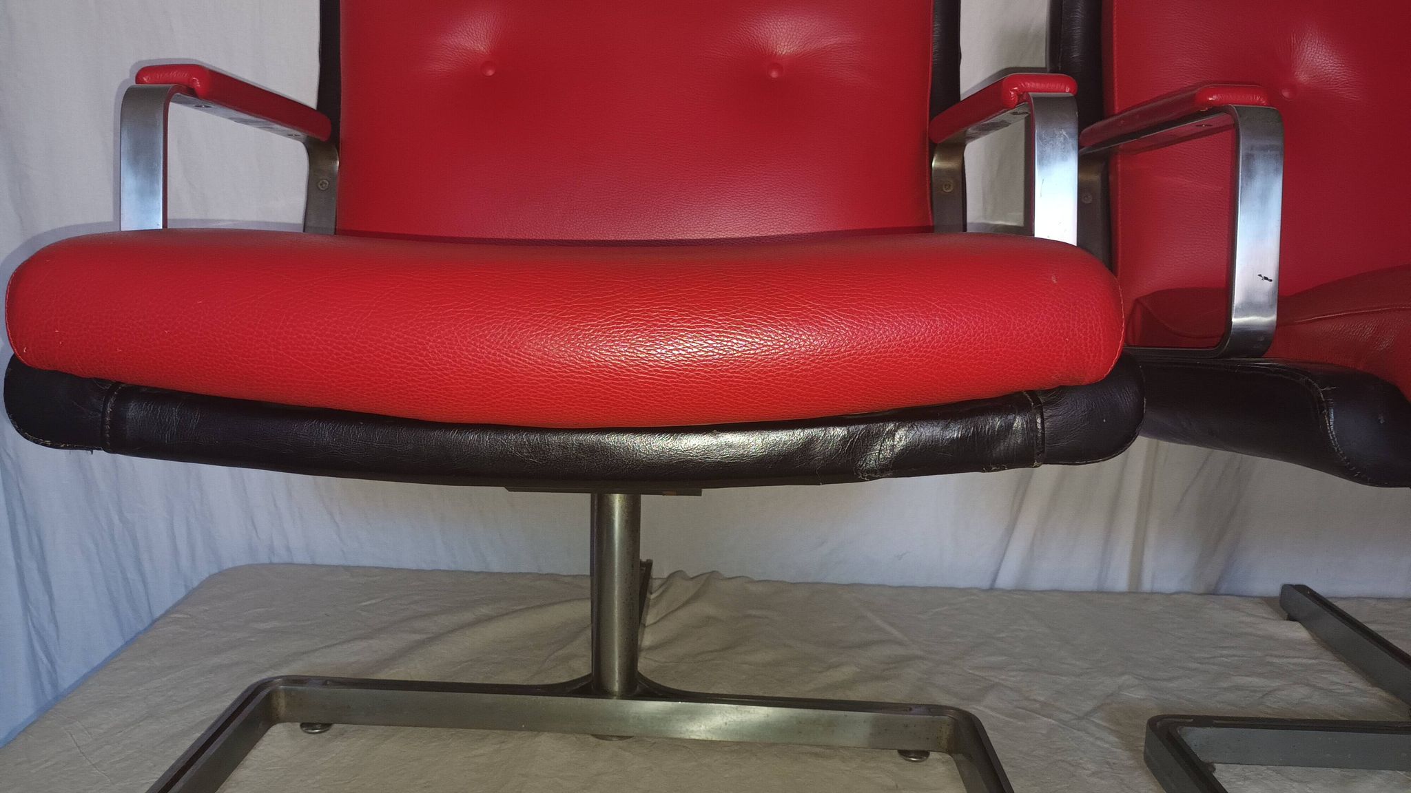 Paire de fauteuil en cuir de Raphael Raffel des années 70