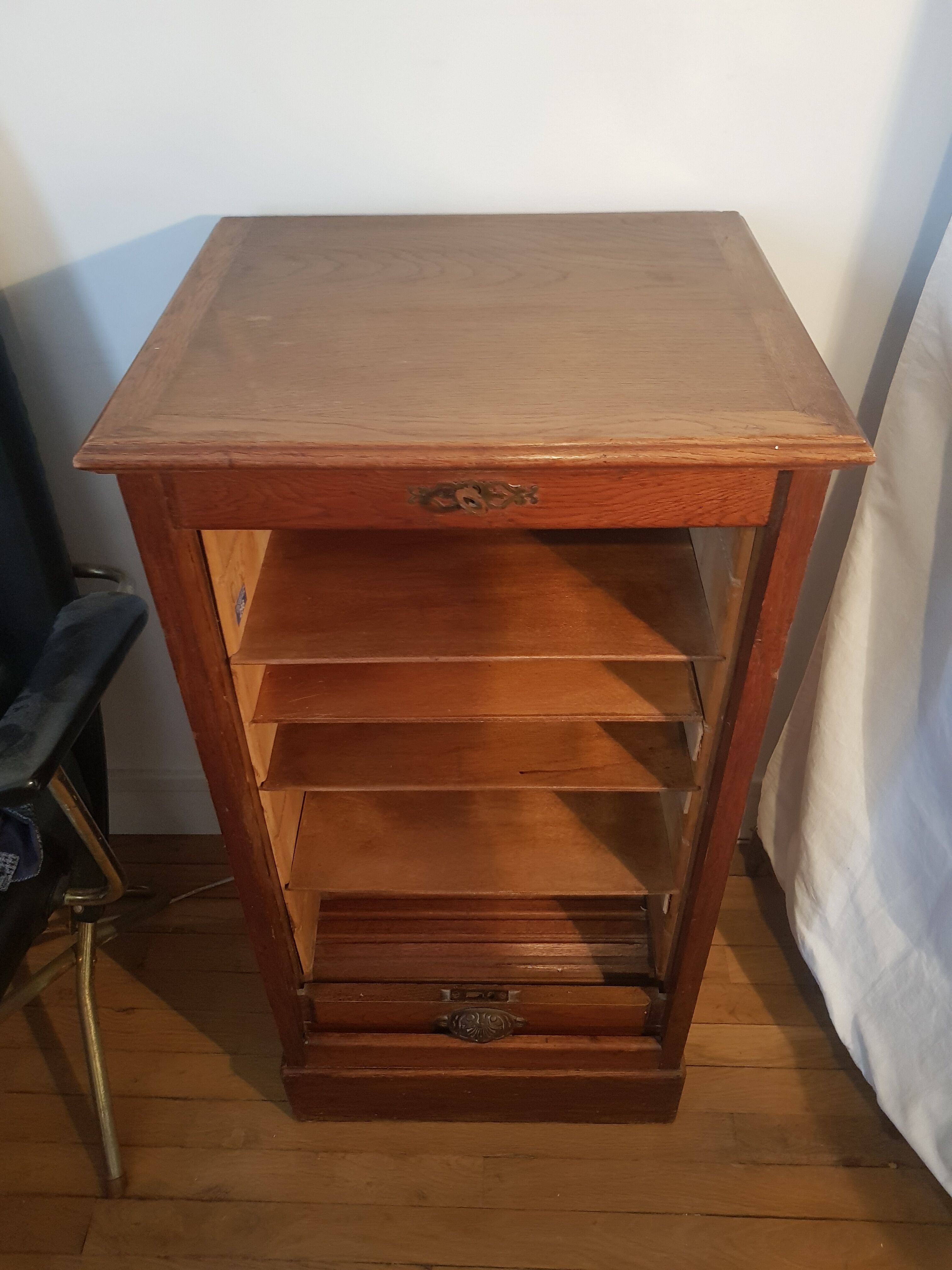 Furniture with sliding drawer