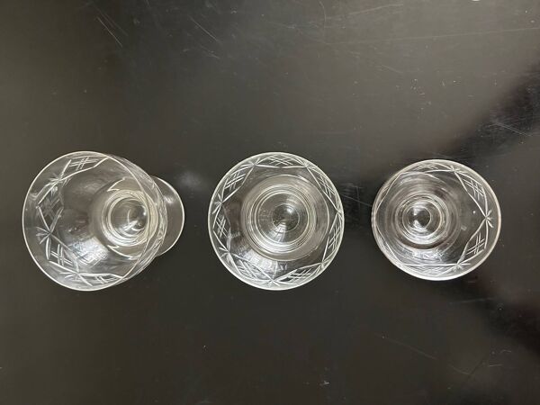 ensemble de verres anciens ciselés