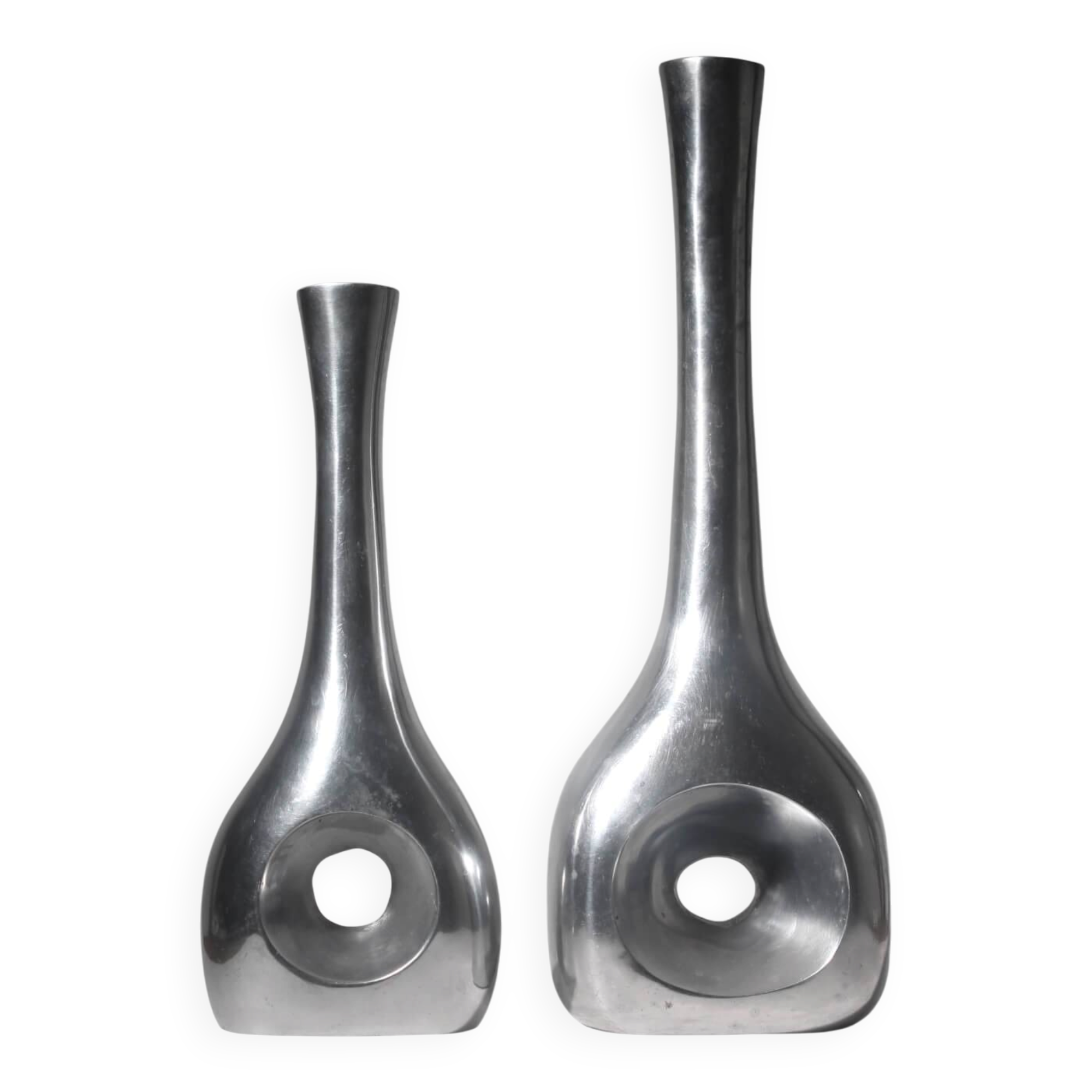 Ensemble de vases hauts en aluminium poli avec découpes circulaires