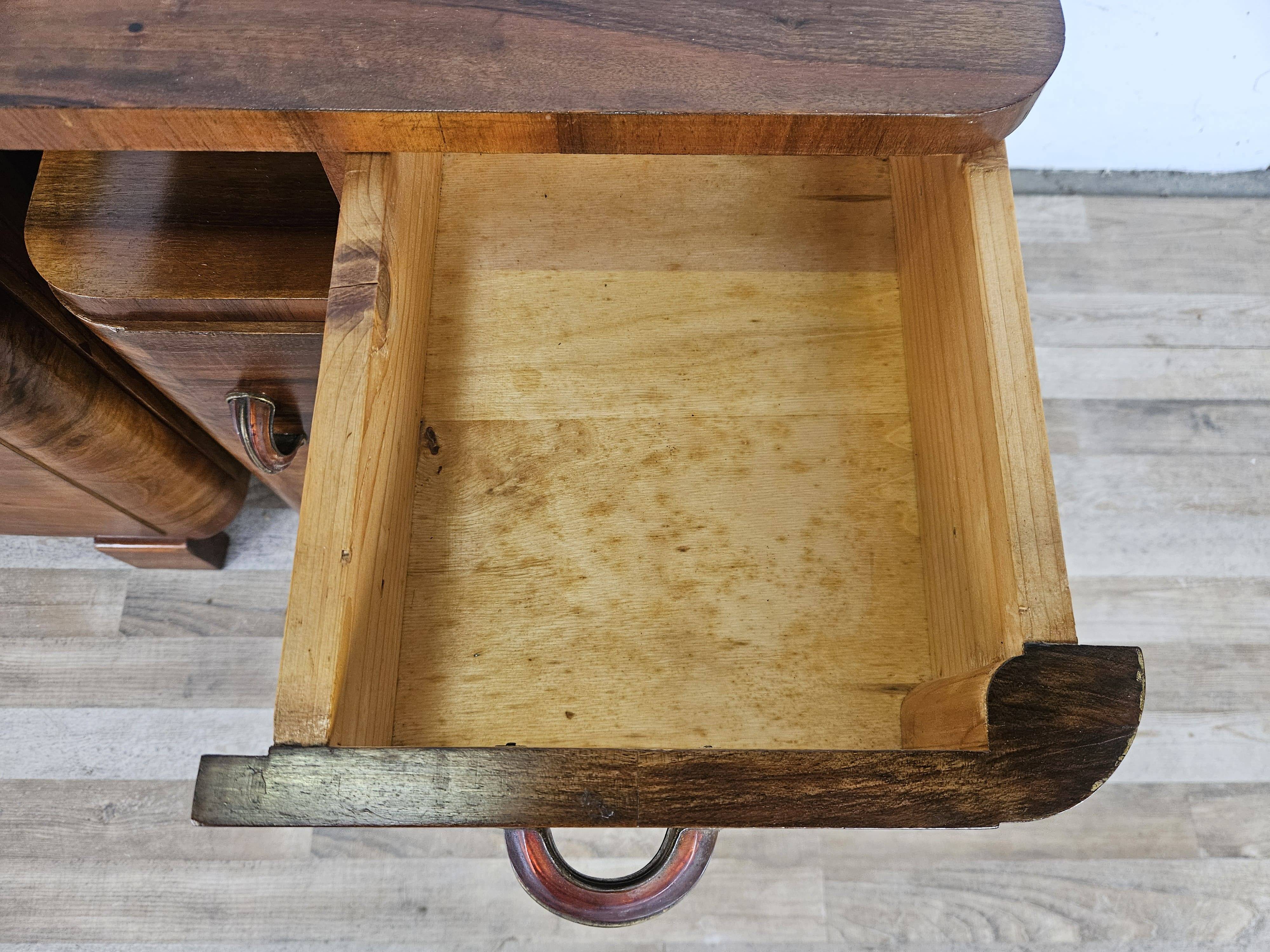 Art Decò bedside tables in walnut burl