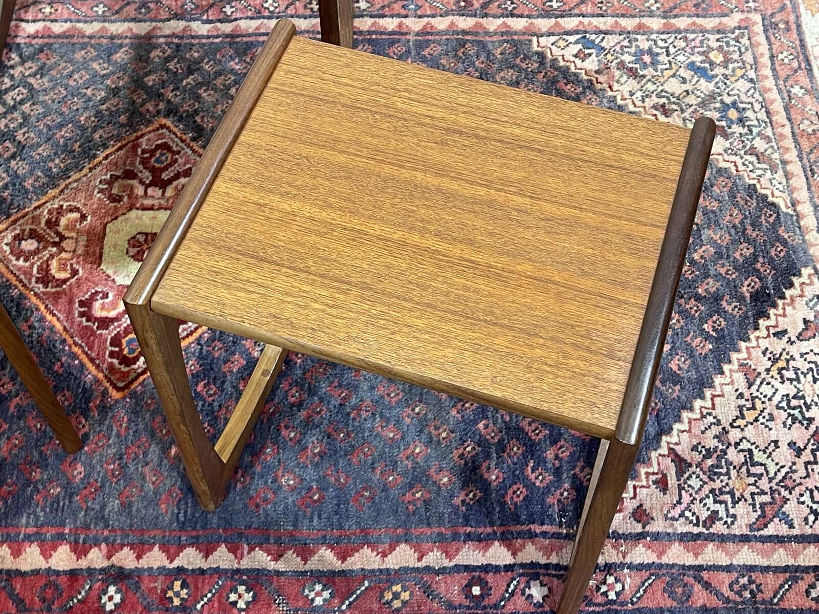 Suite de 3 tables gigognes anglaises en teck des années 70, G-Plan