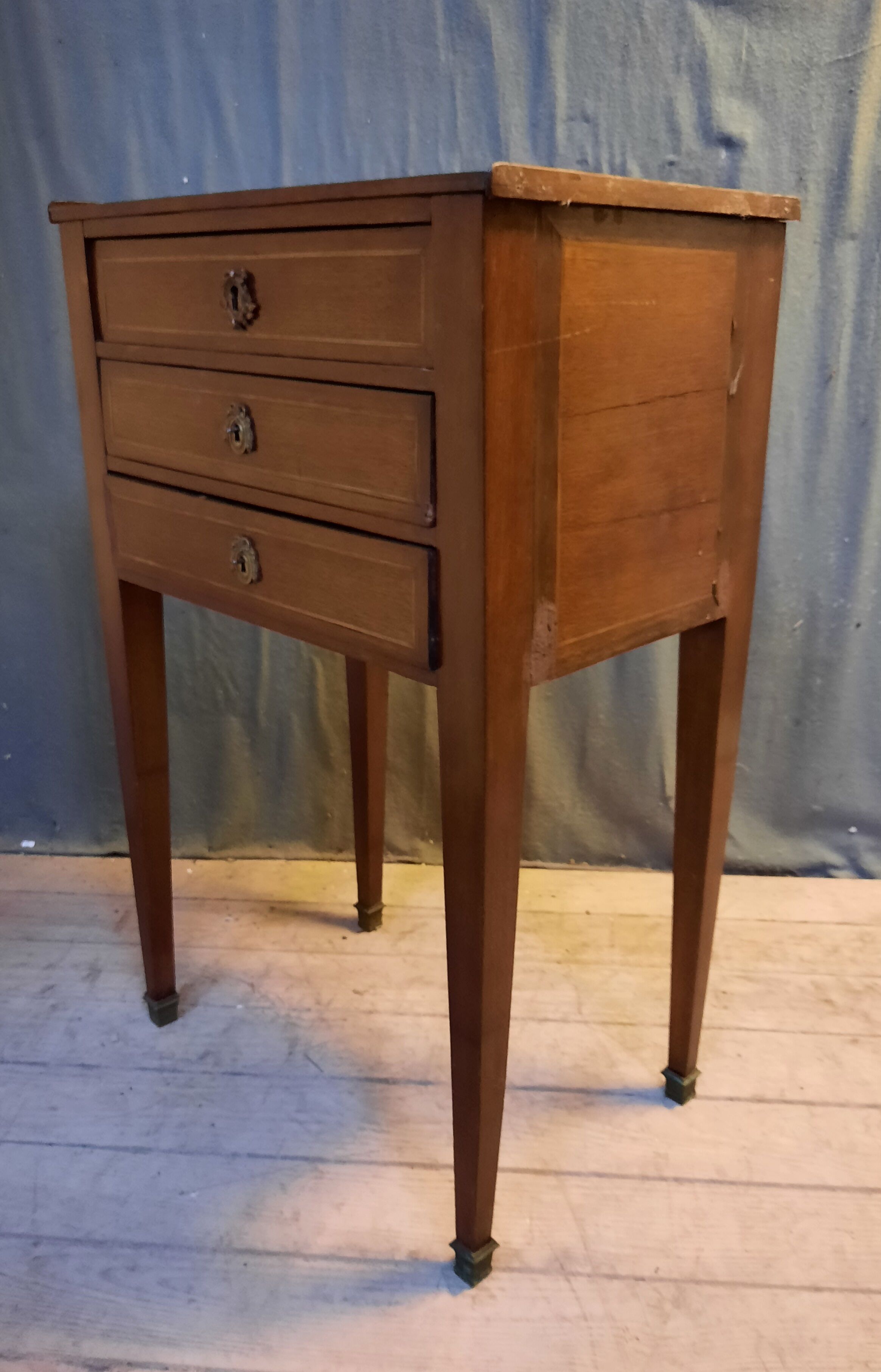 Antique chest of drawers in veneer