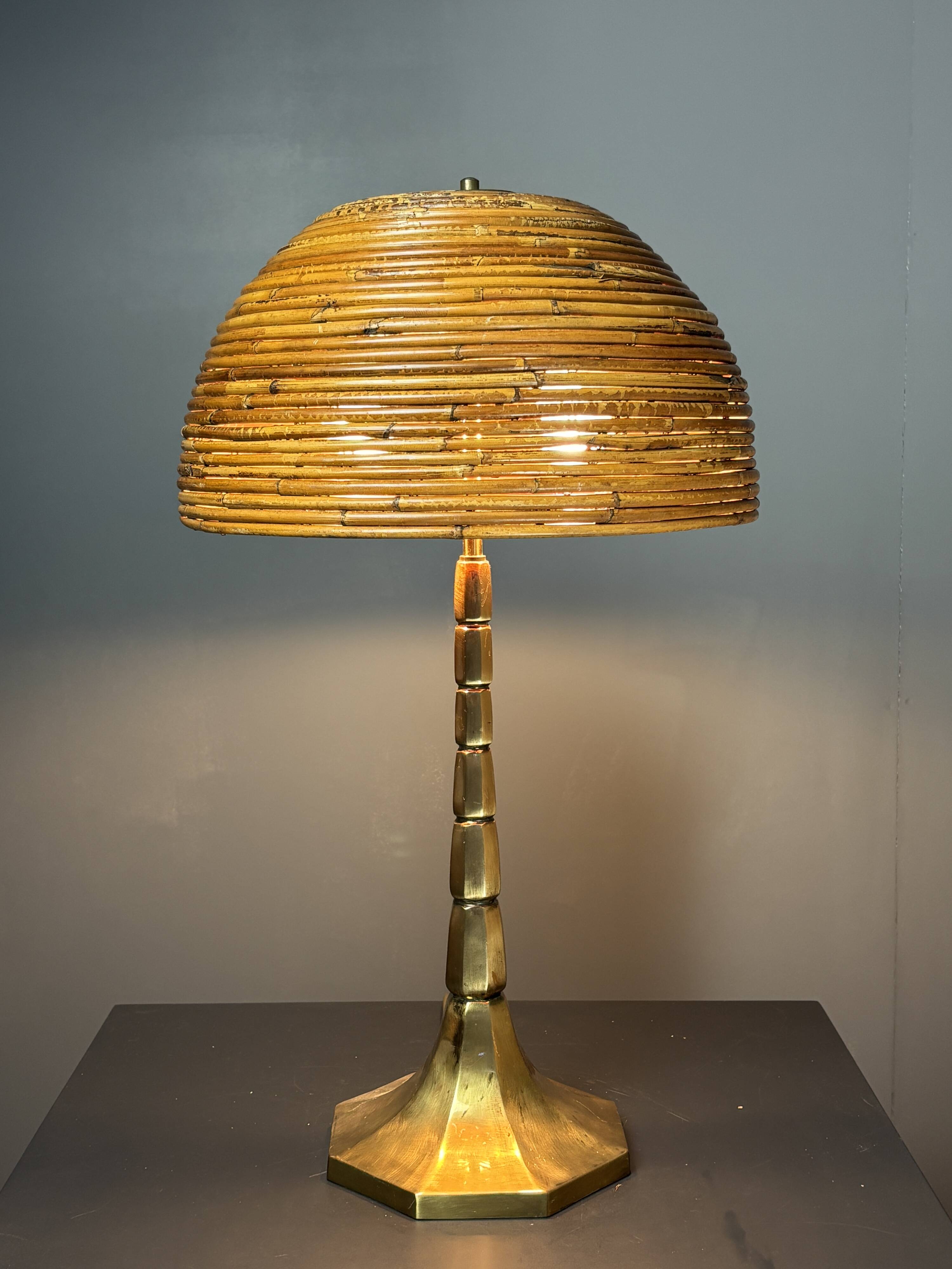 Lampe de table en rattan, bambou et laiton à tige en crayon du milieu du siècle. Années 1970.