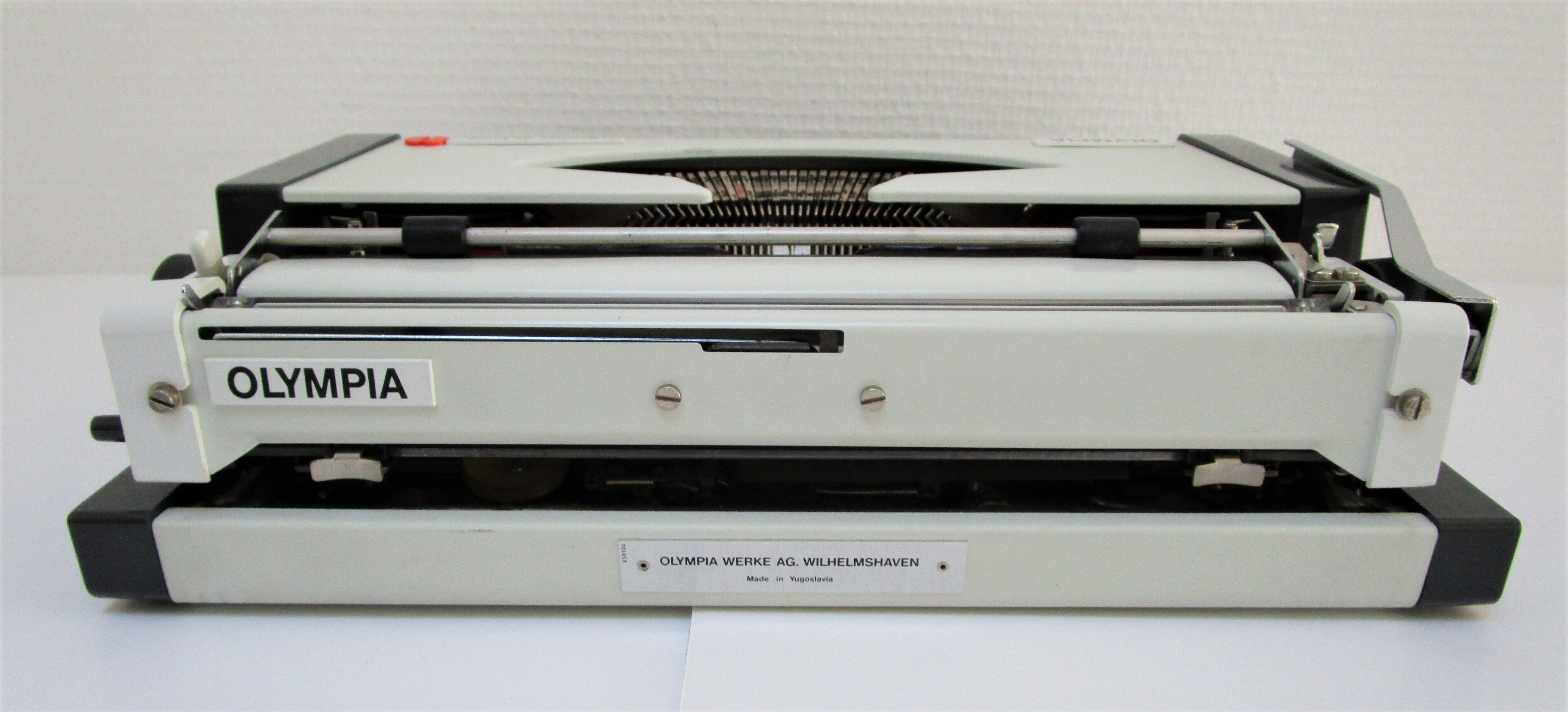 Olympia traveller typewriter luxury 70s