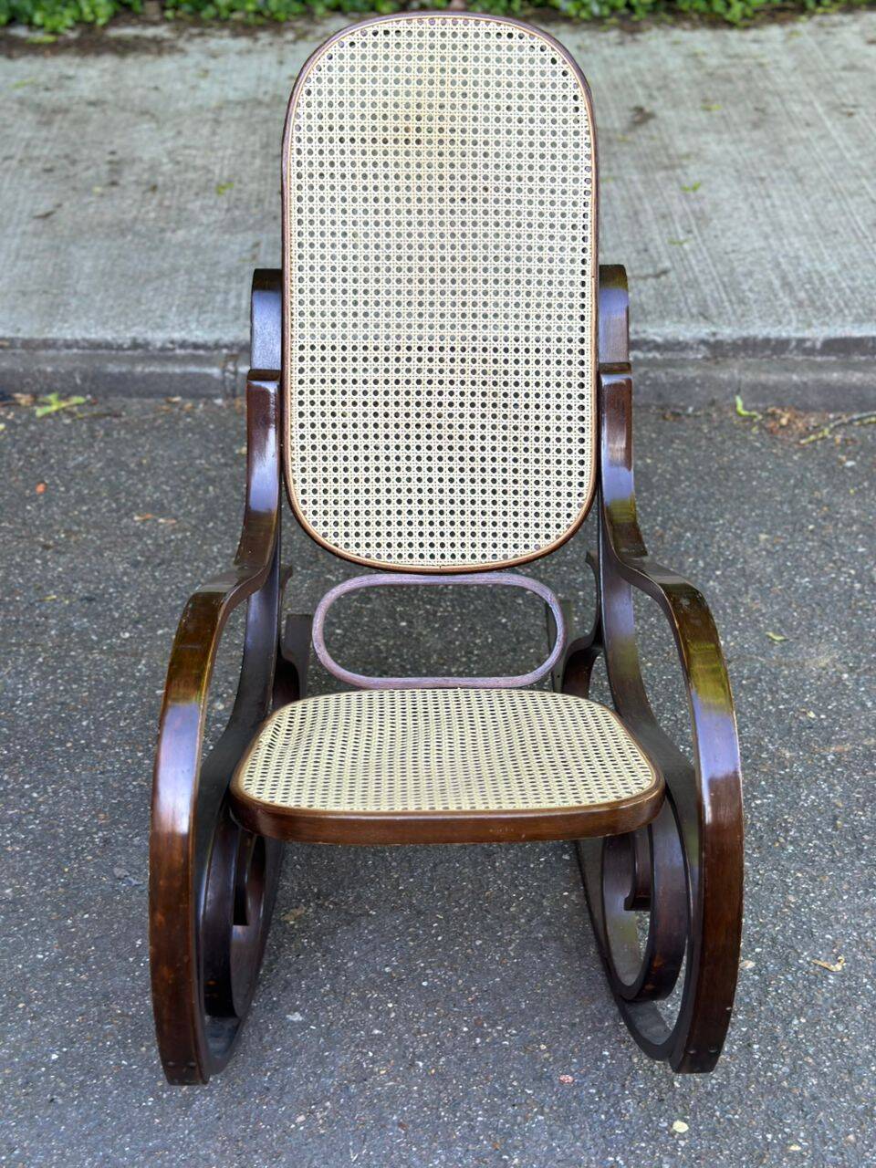 Rocking-chair vintage en bois massif courbé et cannée