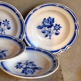 Cinq assiettes "grand-mère" anciennes à fleurs bleues