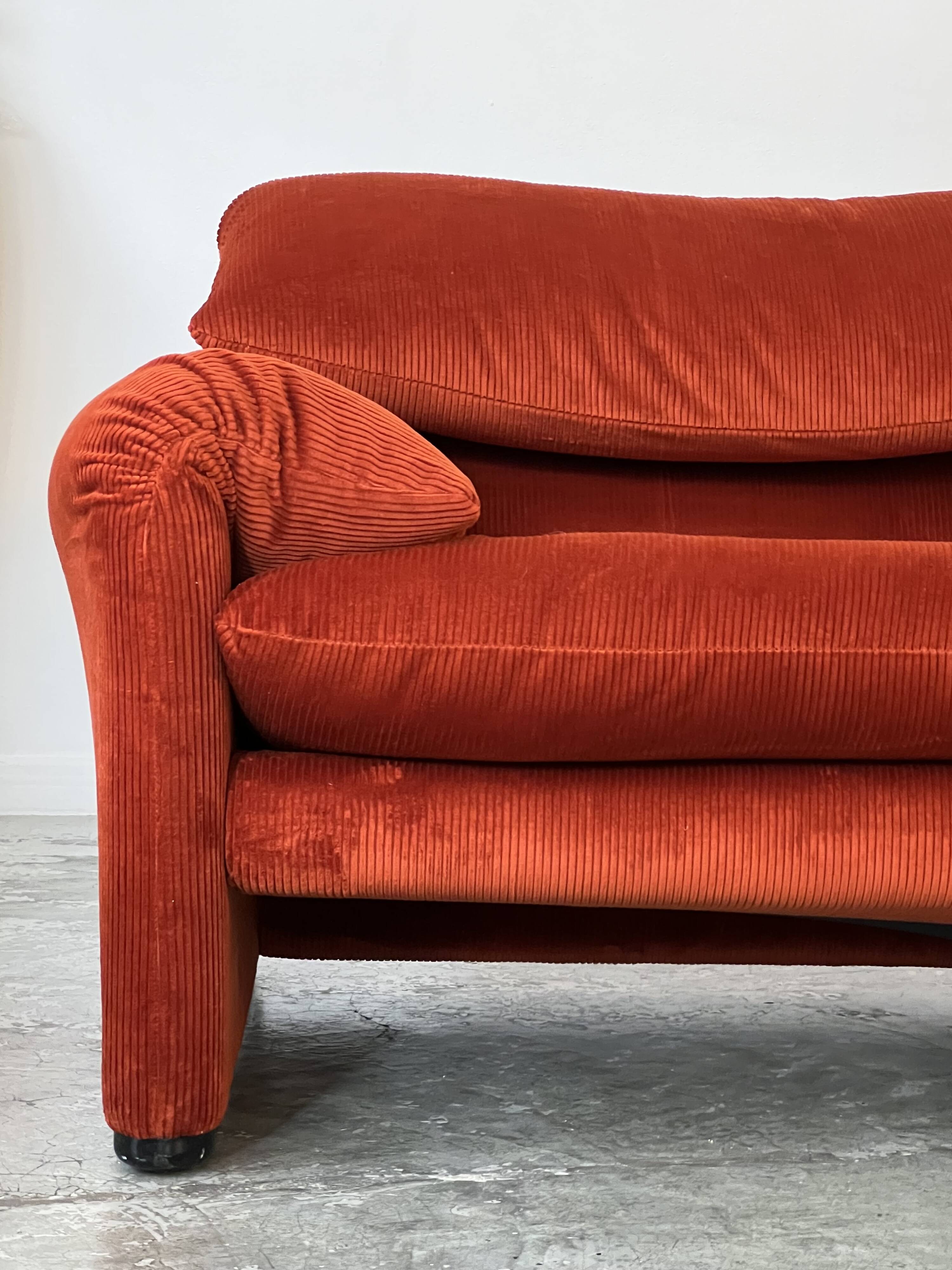 Maralunga 2-seater sofa by Vico Magistretti for Cassina Italy 1973