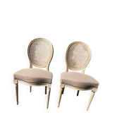 Paire de chaises cérusées assises tissu, dossier cannés