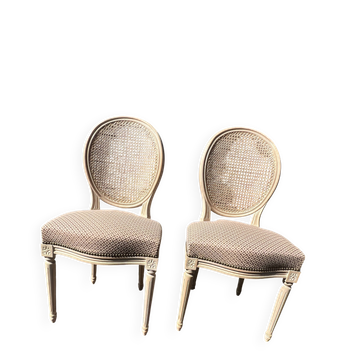 Paire de chaises cérusées assises tissu, dossier cannés